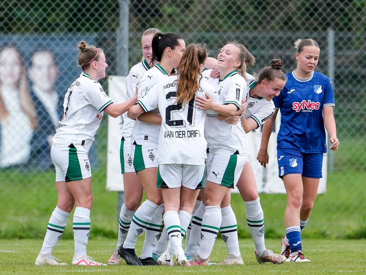 Die Spielerinnen von Borussia Mönchengladbach jubeln über das Tor zum 1:1 im Spiel gegen die TSG Hoffenheim.