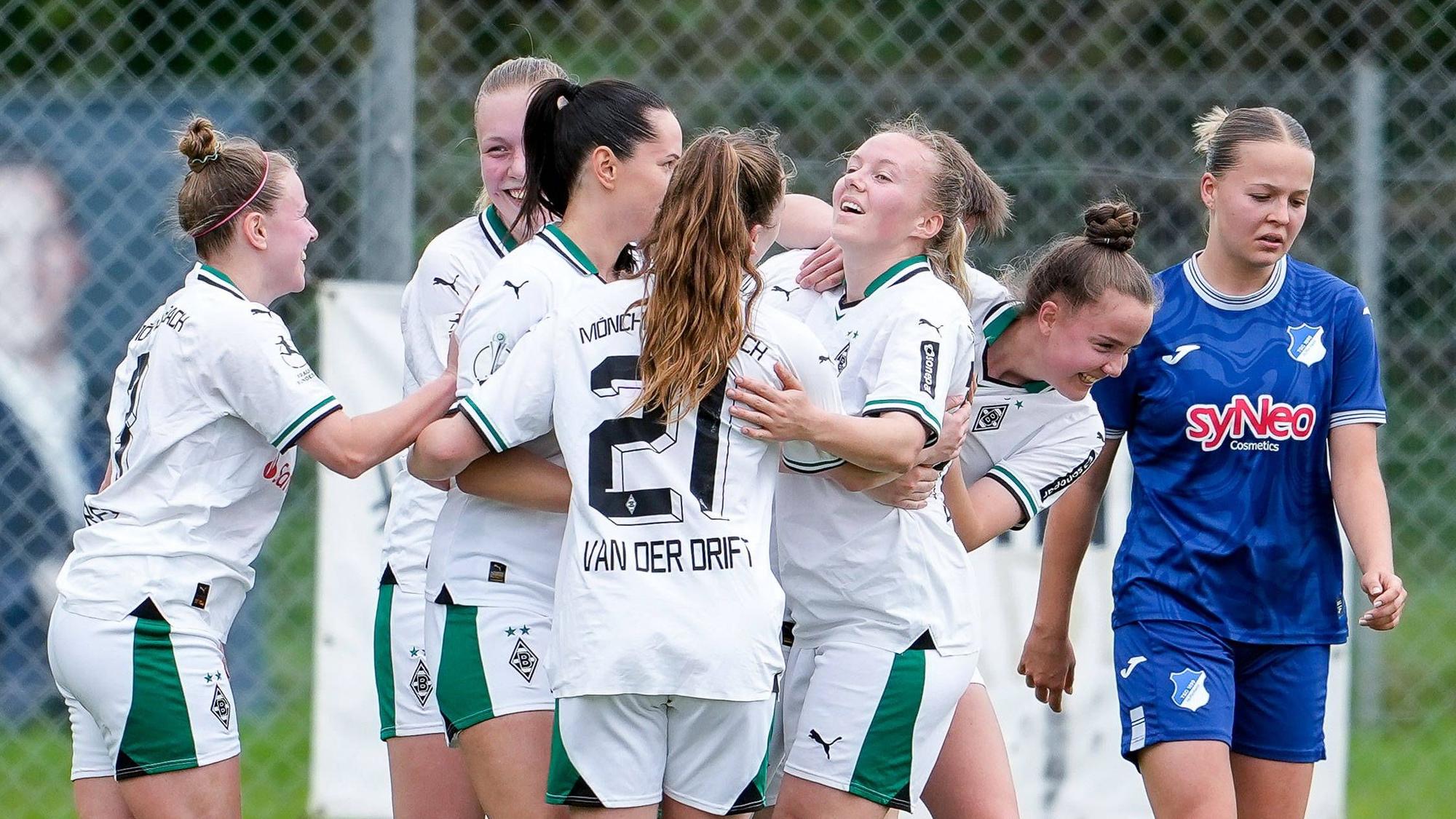 Die Spielerinnen von Borussia Mönchengladbach jubeln über das Tor zum 1:1 im Spiel gegen die TSG Hoffenheim.