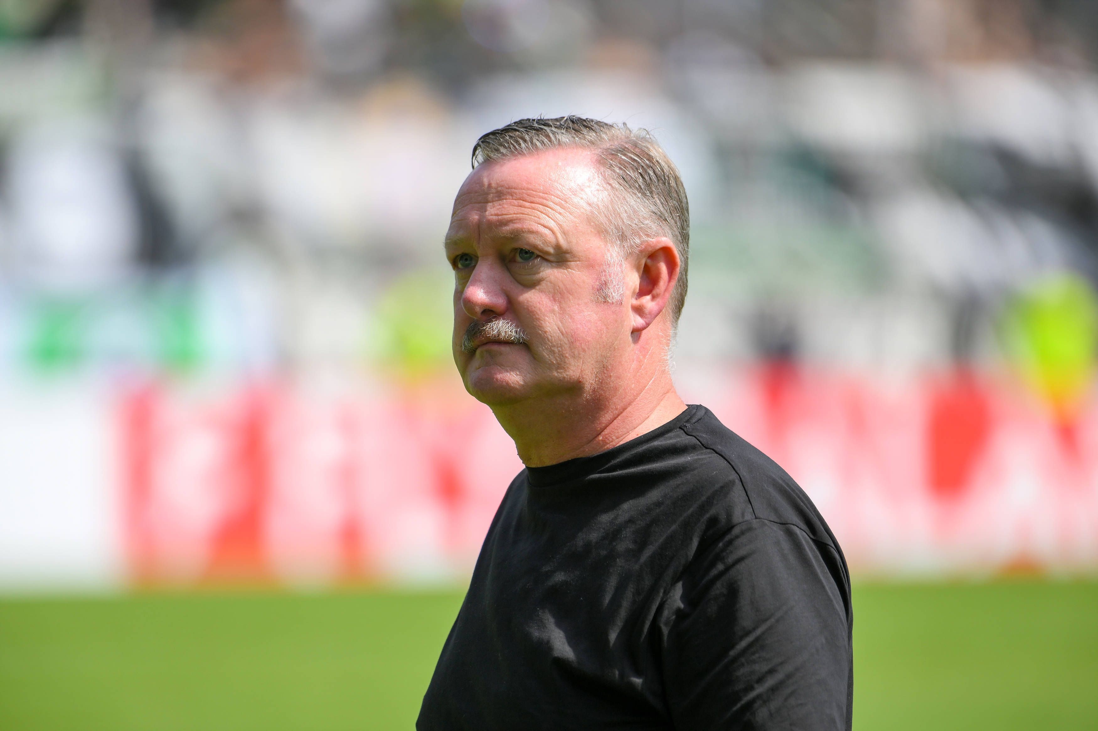Roland Virkus schaut vor dem Pokalspiel in Aue konzentriert.
