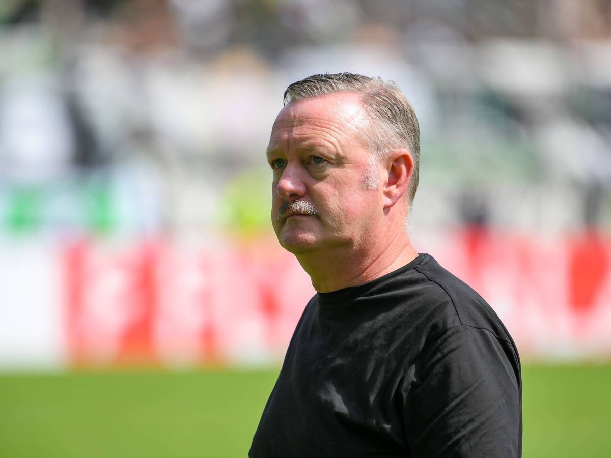 Roland Virkus schaut vor dem Pokalspiel in Aue konzentriert.