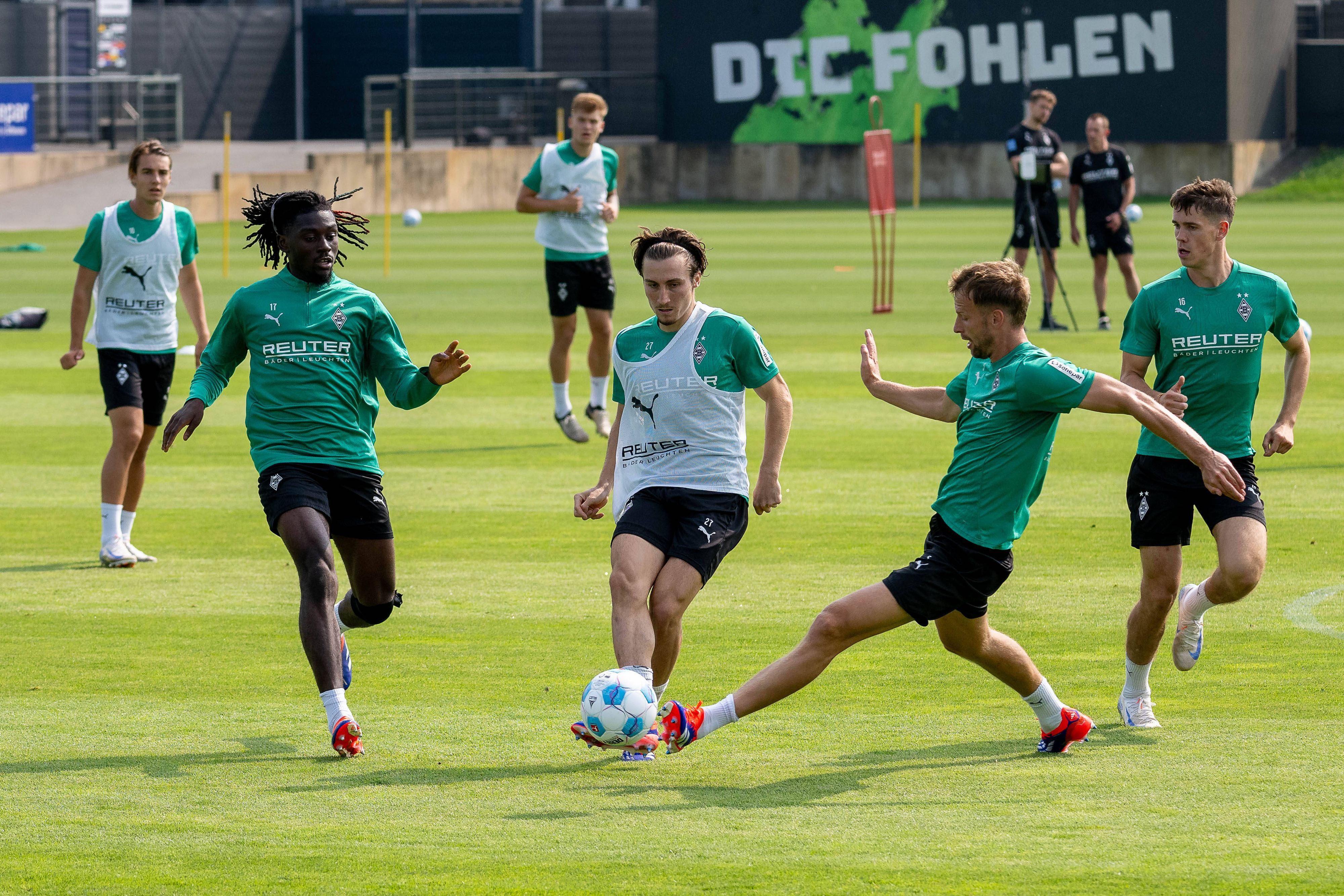 Rocco Reitz und Marvin Friedrich kämpfen im Training von Borussia Mönchengladbach um den Ball.