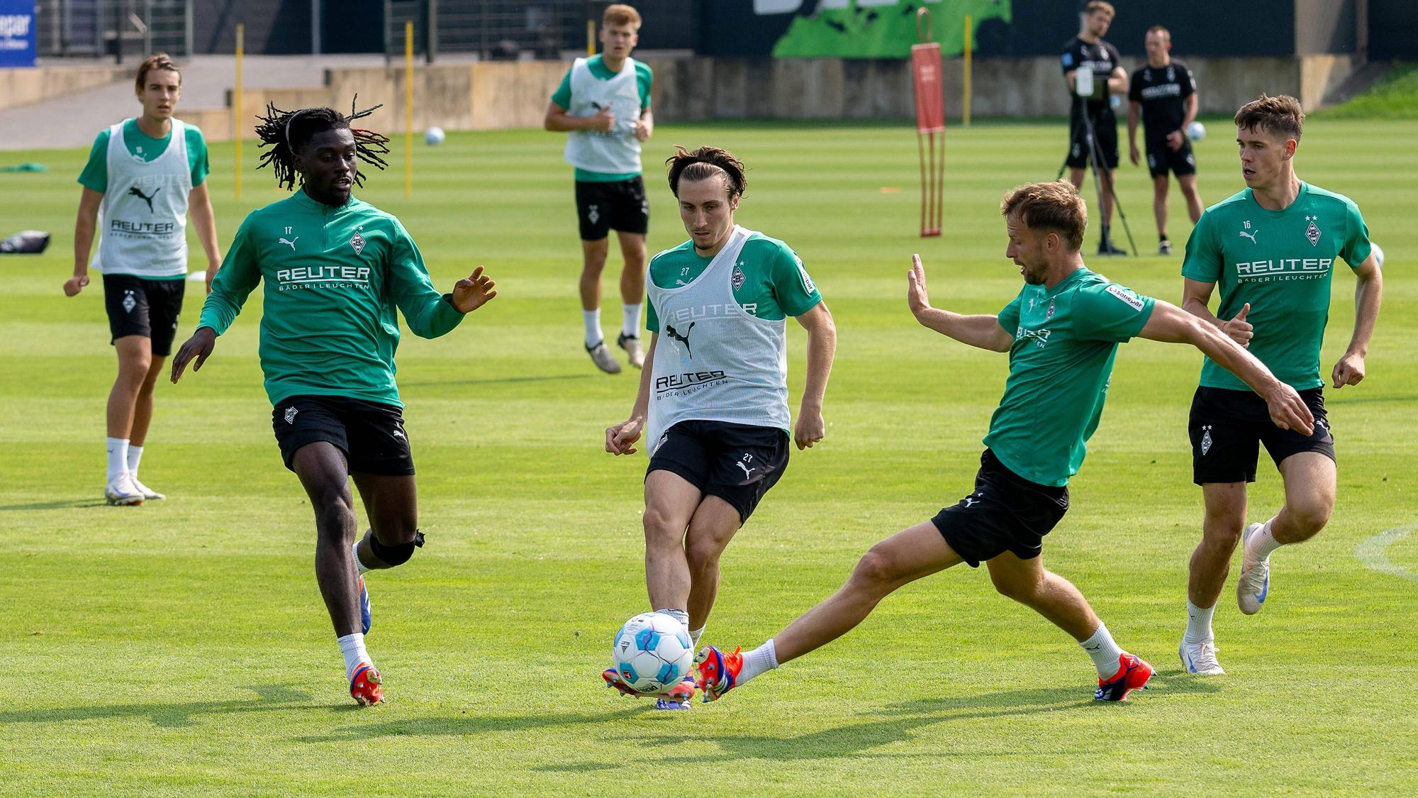 Rocco Reitz und Marvin Friedrich kämpfen im Training von Borussia Mönchengladbach um den Ball.