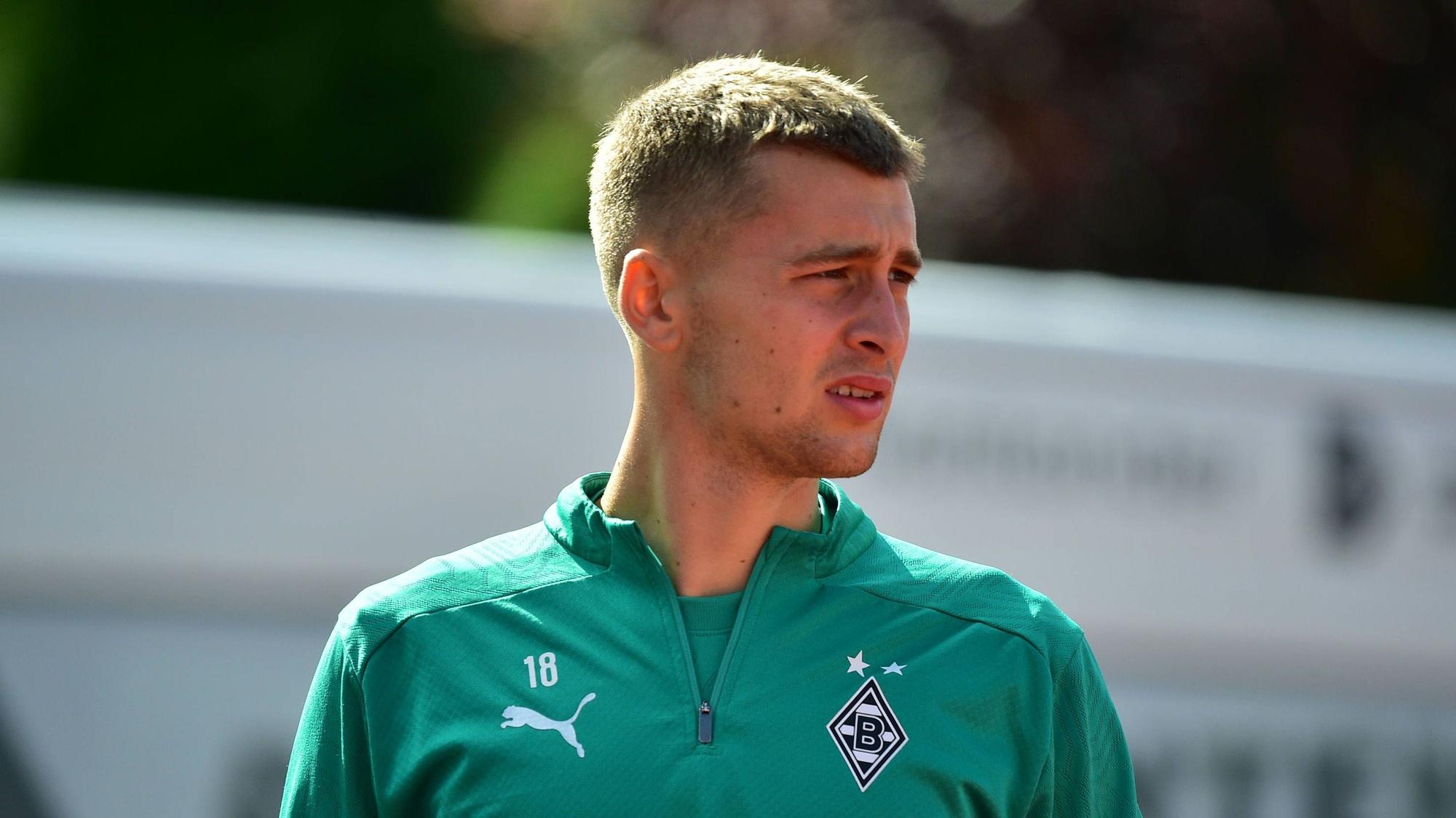 Borussia Mönchengladbachs Oscar Fraulo läuft auf den Trainingsplatz.