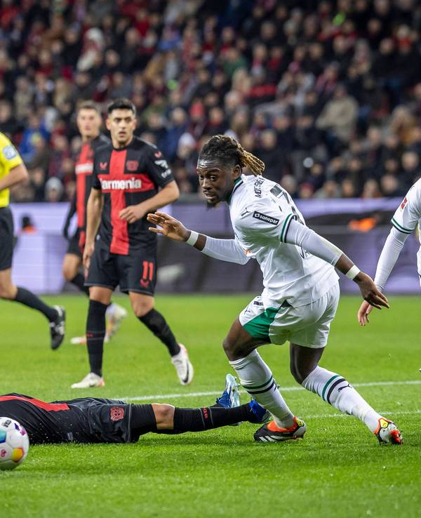 Manu Koné dribbtel Leverkusens Grimaldo aus, der am Boden liegt.
