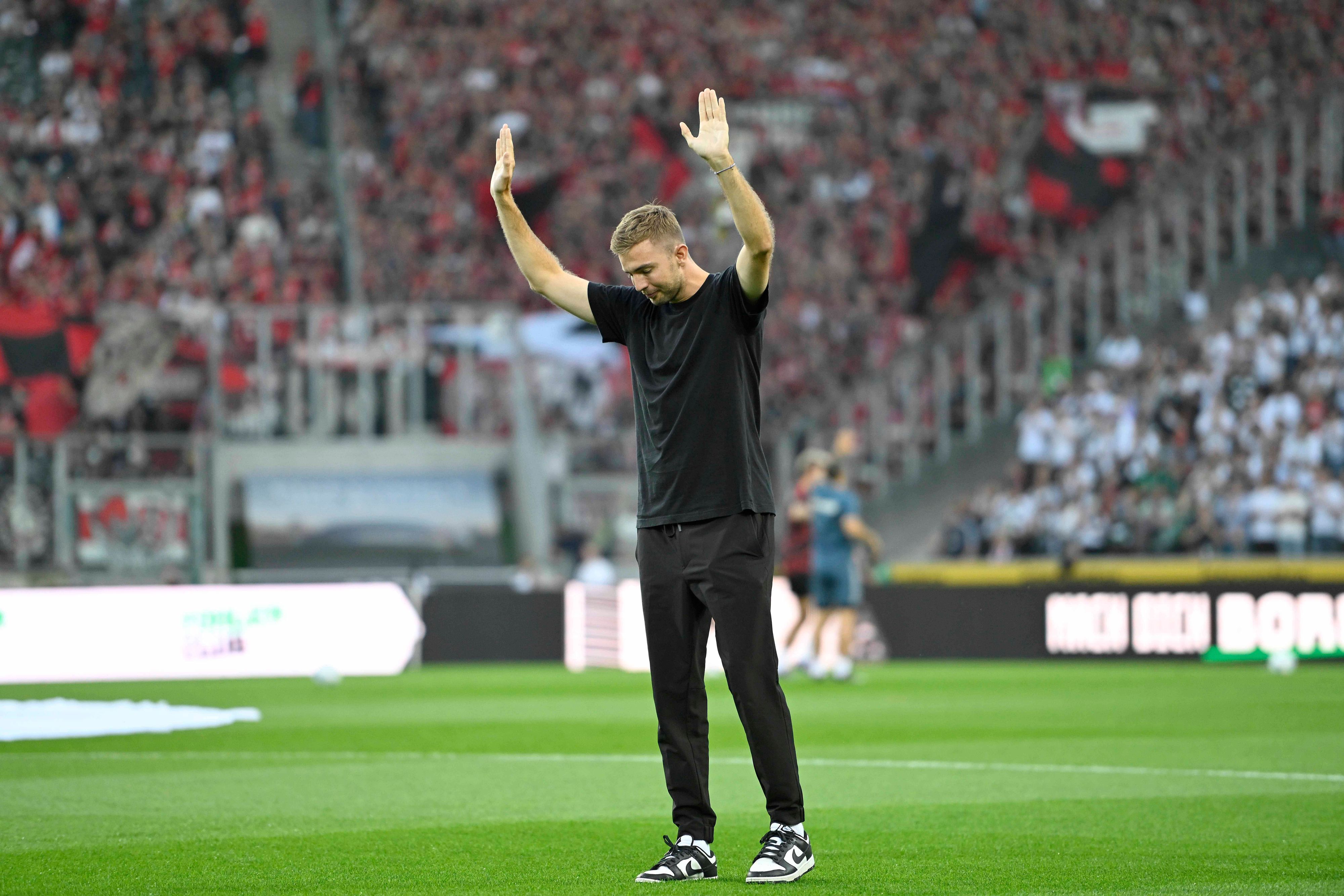 Christoph Kramer verbeugt sich vor den Fans vor dem Spiel gegen Bayer Leverkusen.