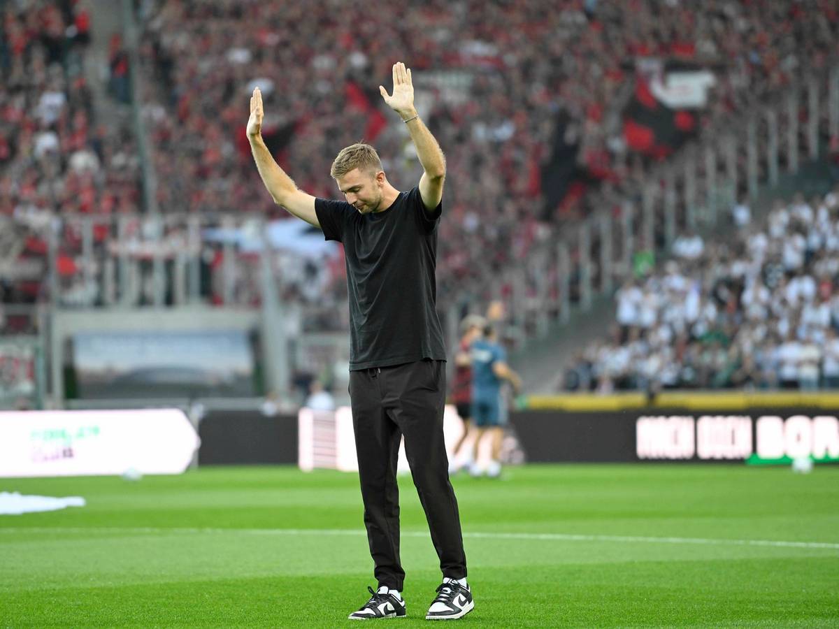 Christoph Kramer verbeugt sich vor den Fans vor dem Spiel gegen Bayer Leverkusen.