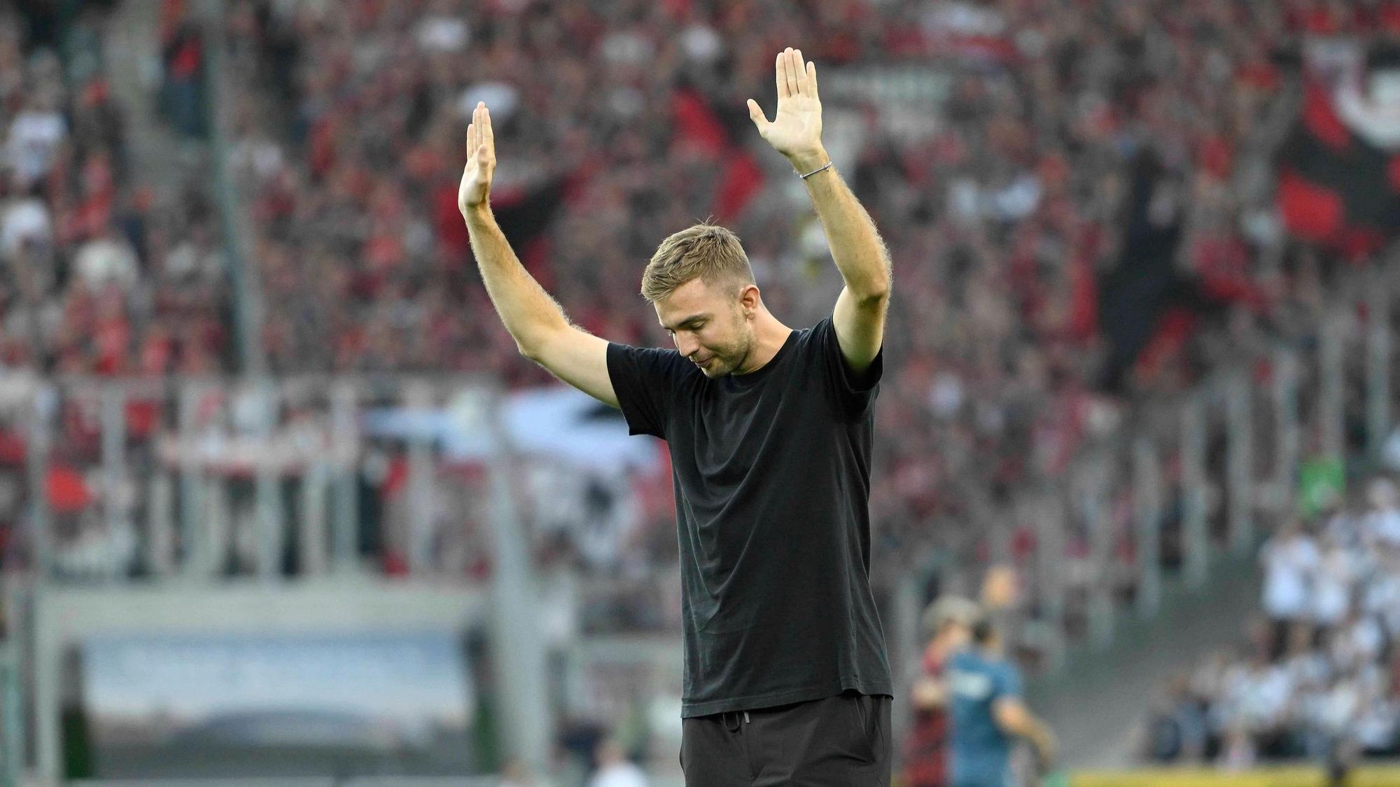 Christoph Kramer verbeugt sich vor den Fans vor dem Spiel gegen Bayer Leverkusen.