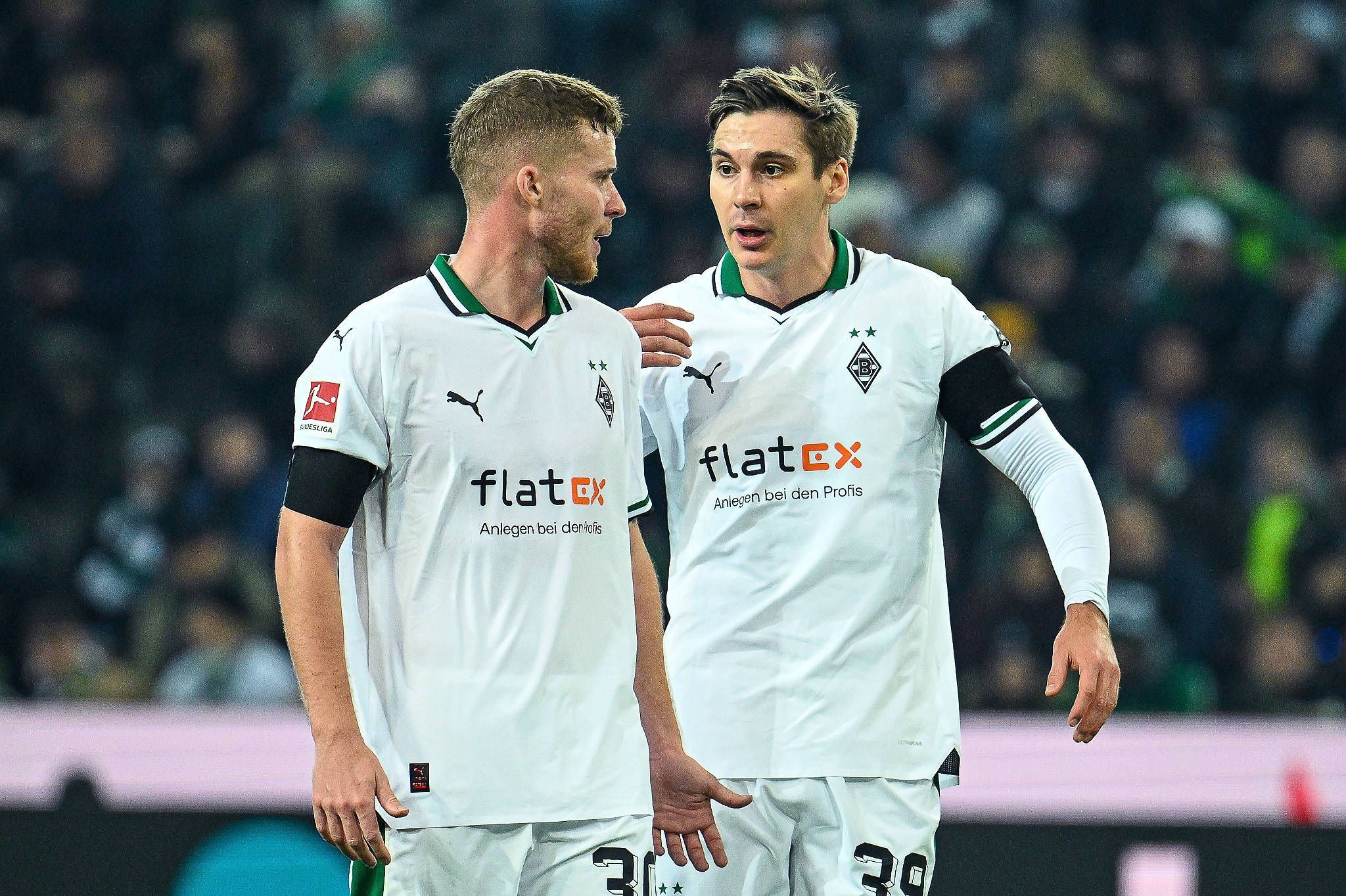 Die Gladbach-Profis Nico Elvedi und Maximilian Wöber besprechen sich im Spiel gegen Werder Bremen.