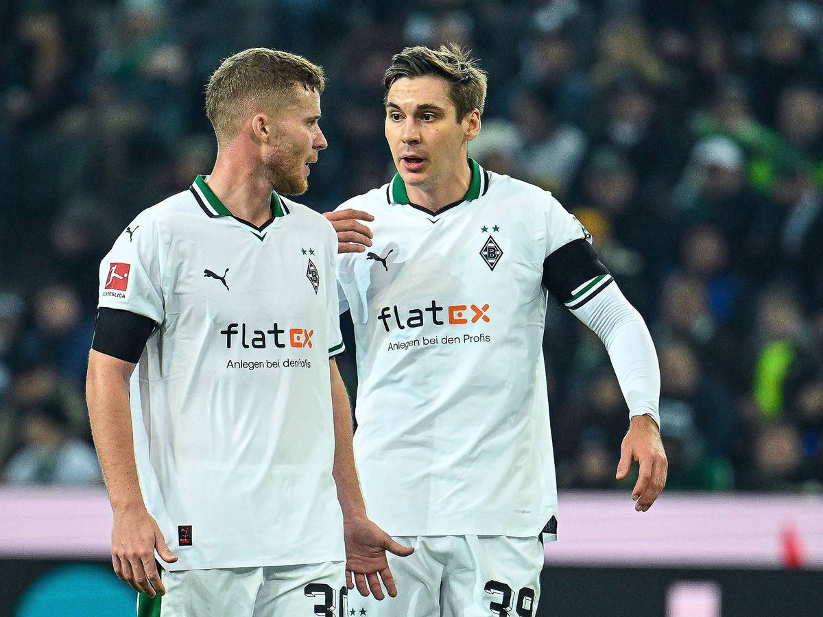 Die Gladbach-Profis Nico Elvedi und Maximilian Wöber besprechen sich im Spiel gegen Werder Bremen.