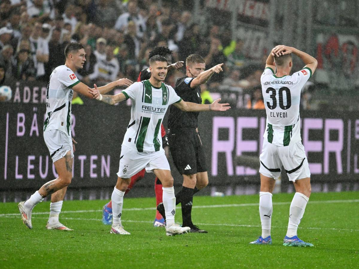 Die Gladbach-Profis Tomas Cvancara, Julian Weigl und Nico Elvedi reagieren im Spiel gegen Leverkusen entsetzt auf den Elfmeterpfiff des Schiedsrichters Robert Schröder.