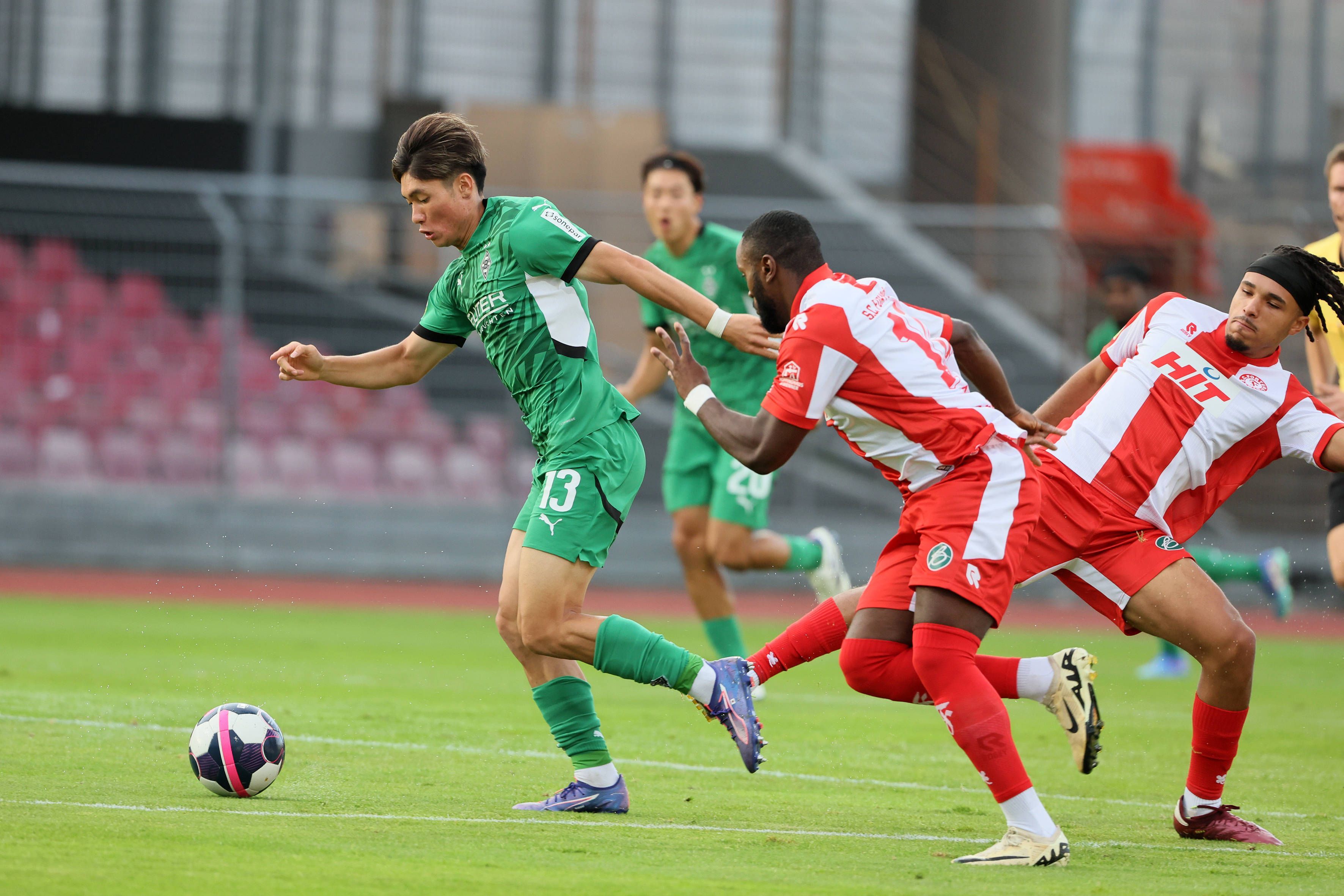 Borussia Mönchengladbachs Shio Fukuda führt den Ball im Regionalliga-Spiel bei Fortuna Köln.