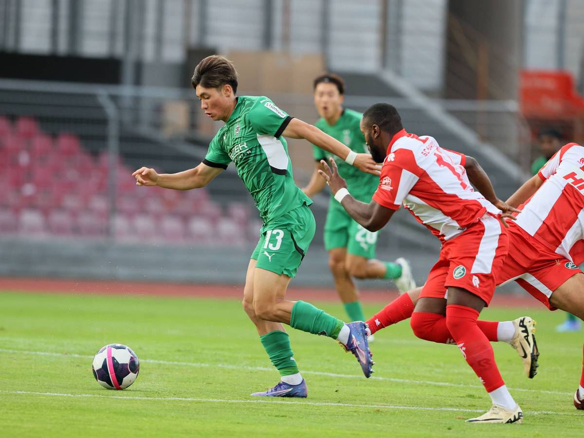 Borussia Mönchengladbachs Shio Fukuda führt den Ball im Regionalliga-Spiel bei Fortuna Köln.