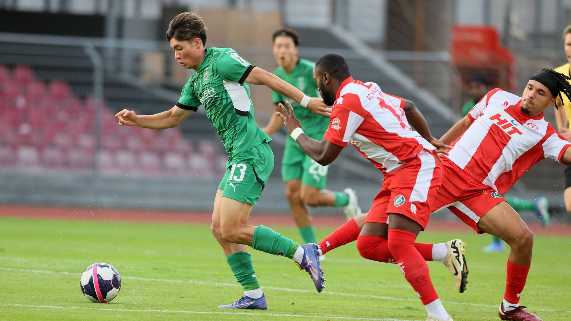 Borussia Mönchengladbachs Shio Fukuda führt den Ball im Regionalliga-Spiel bei Fortuna Köln.