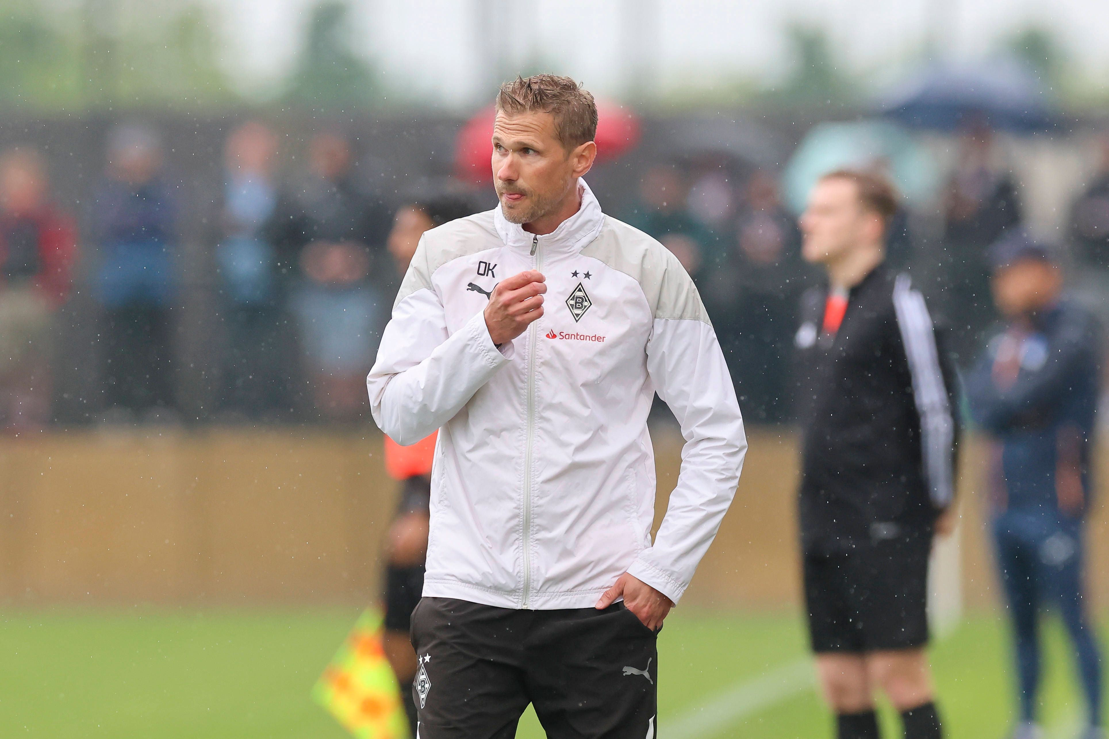 Oliver Kirch an der Seitenlinie, beobachtet das Spielgeschehen.