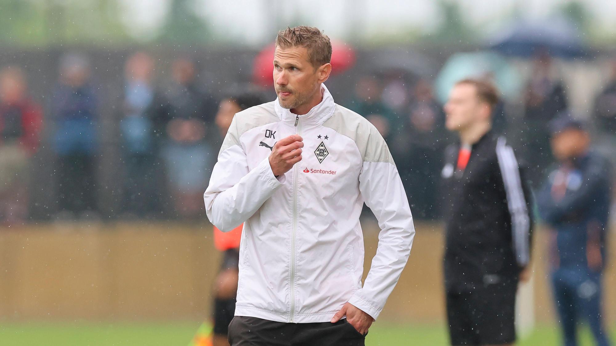 Oliver Kirch an der Seitenlinie, beobachtet das Spielgeschehen.