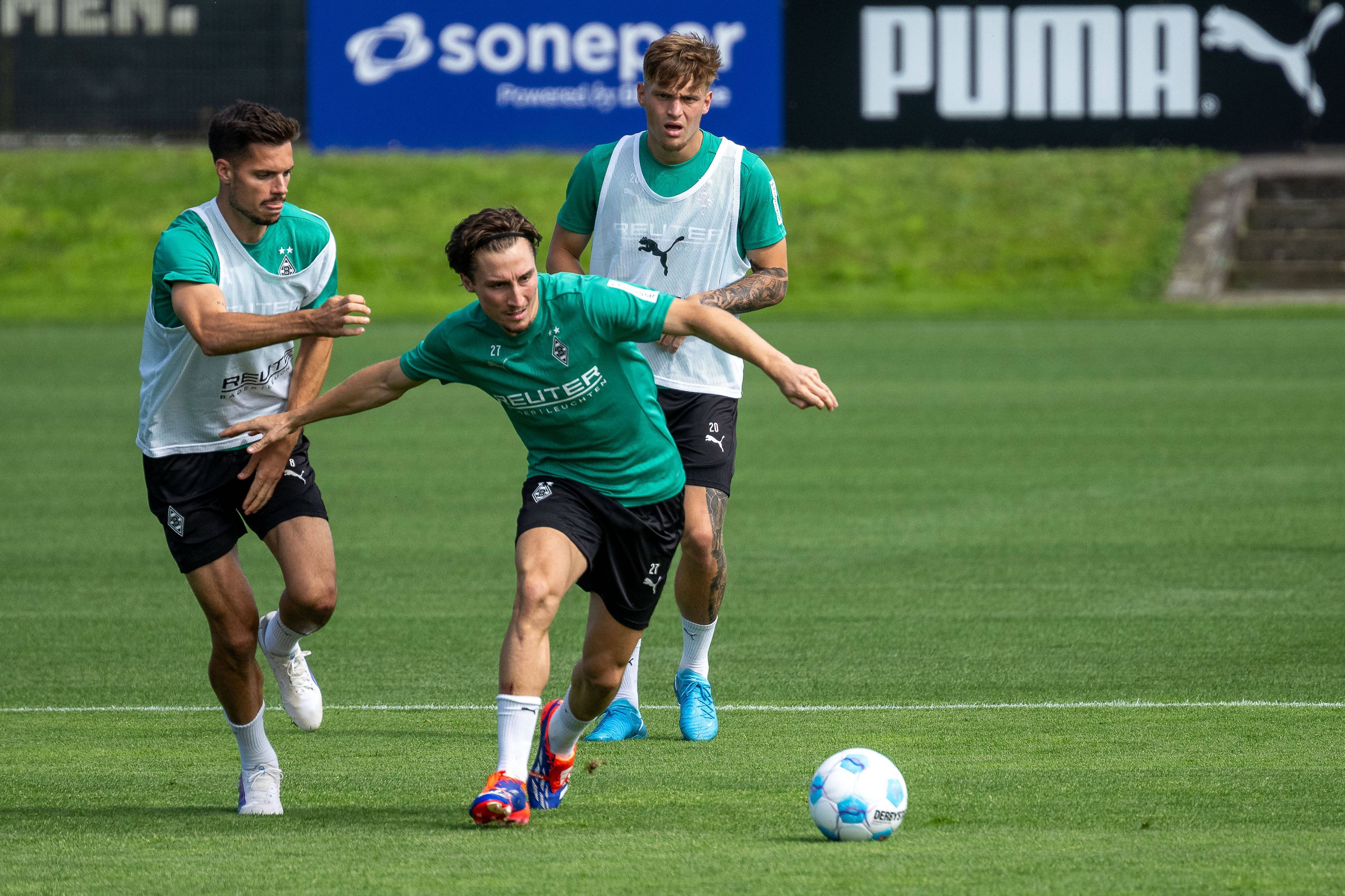 Julian Weigl und Rocco Reitz beim Borussia-Training im Zweikampf.