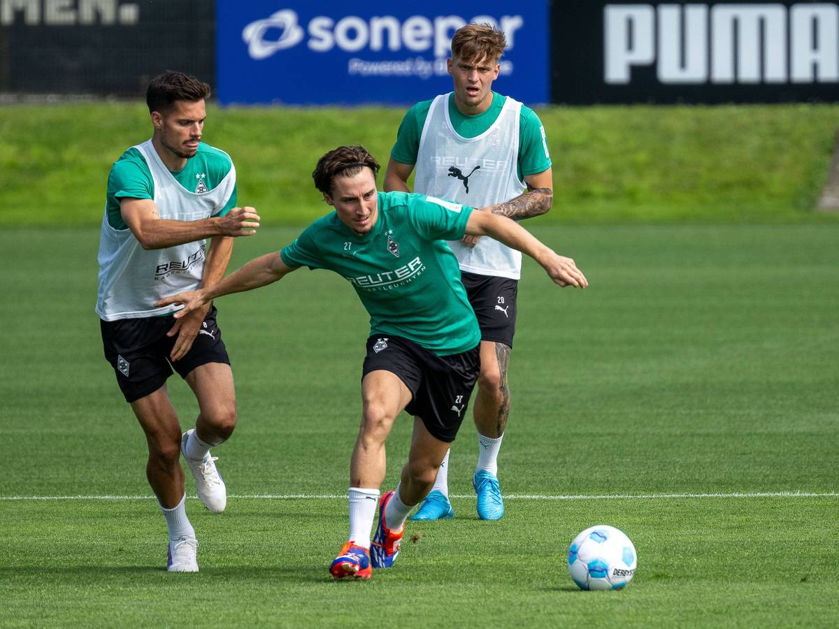 Julian Weigl und Rocco Reitz beim Borussia-Training im Zweikampf.