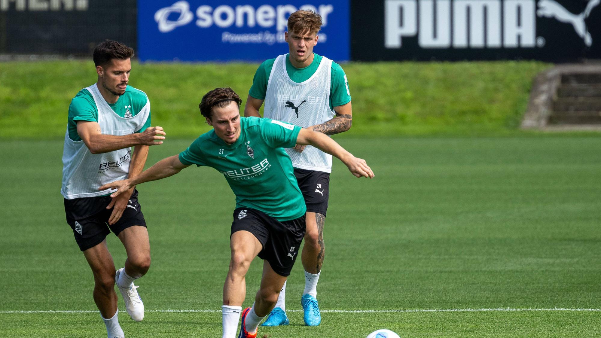 Julian Weigl und Rocco Reitz beim Borussia-Training im Zweikampf.
