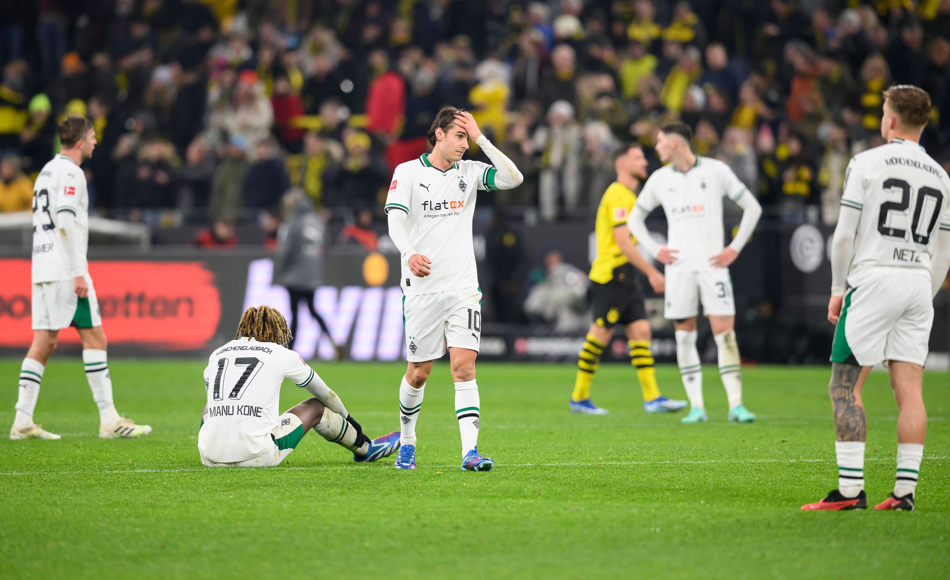 Spieler von Borussia Mönchengladbach ärgern sich nach einem Gegentor.