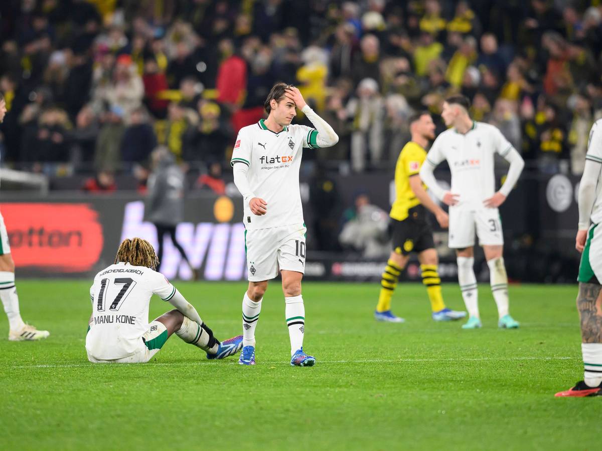 Spieler von Borussia Mönchengladbach ärgern sich nach einem Gegentor.