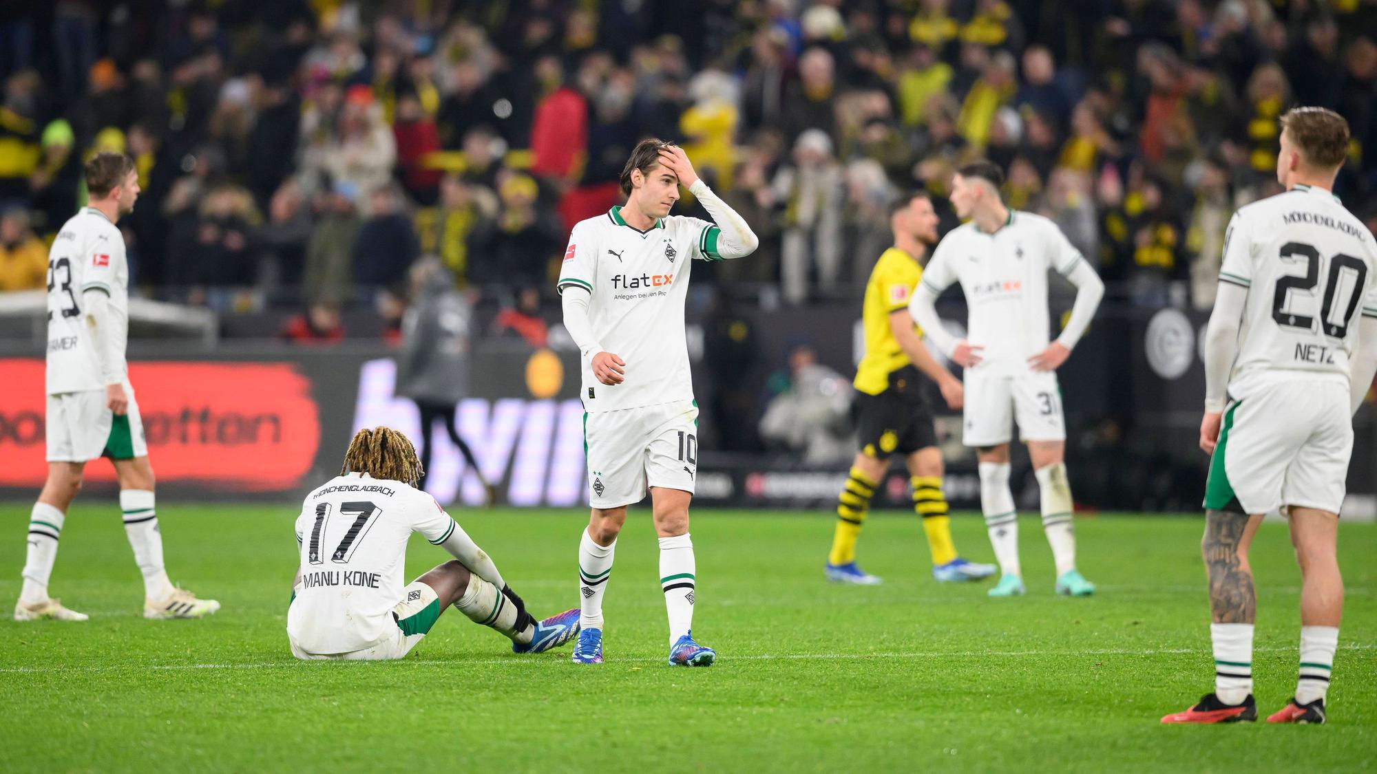 Spieler von Borussia Mönchengladbach ärgern sich nach einem Gegentor.
