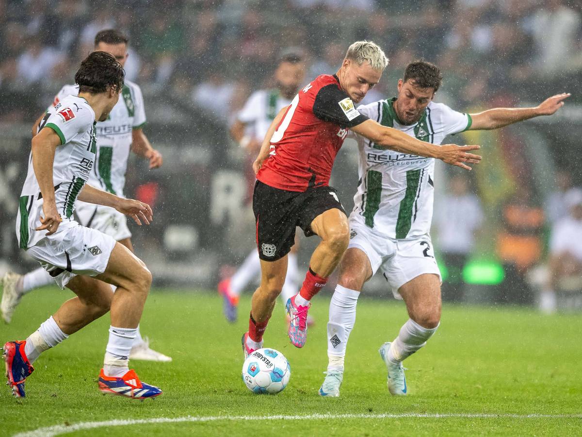 Joe Scally im Zweikampf gegen Florian Wirtz.