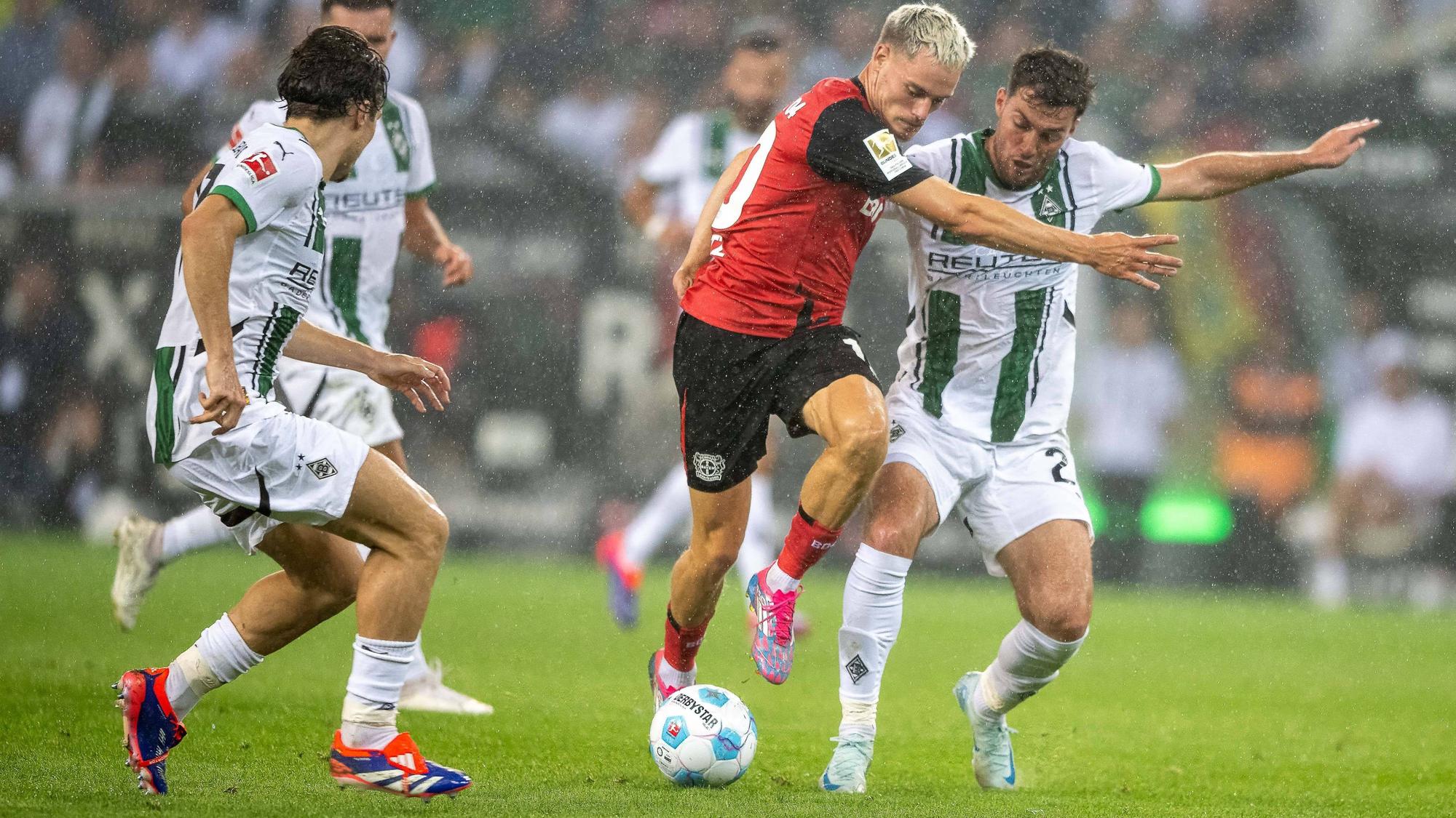 Joe Scally im Zweikampf gegen Florian Wirtz.