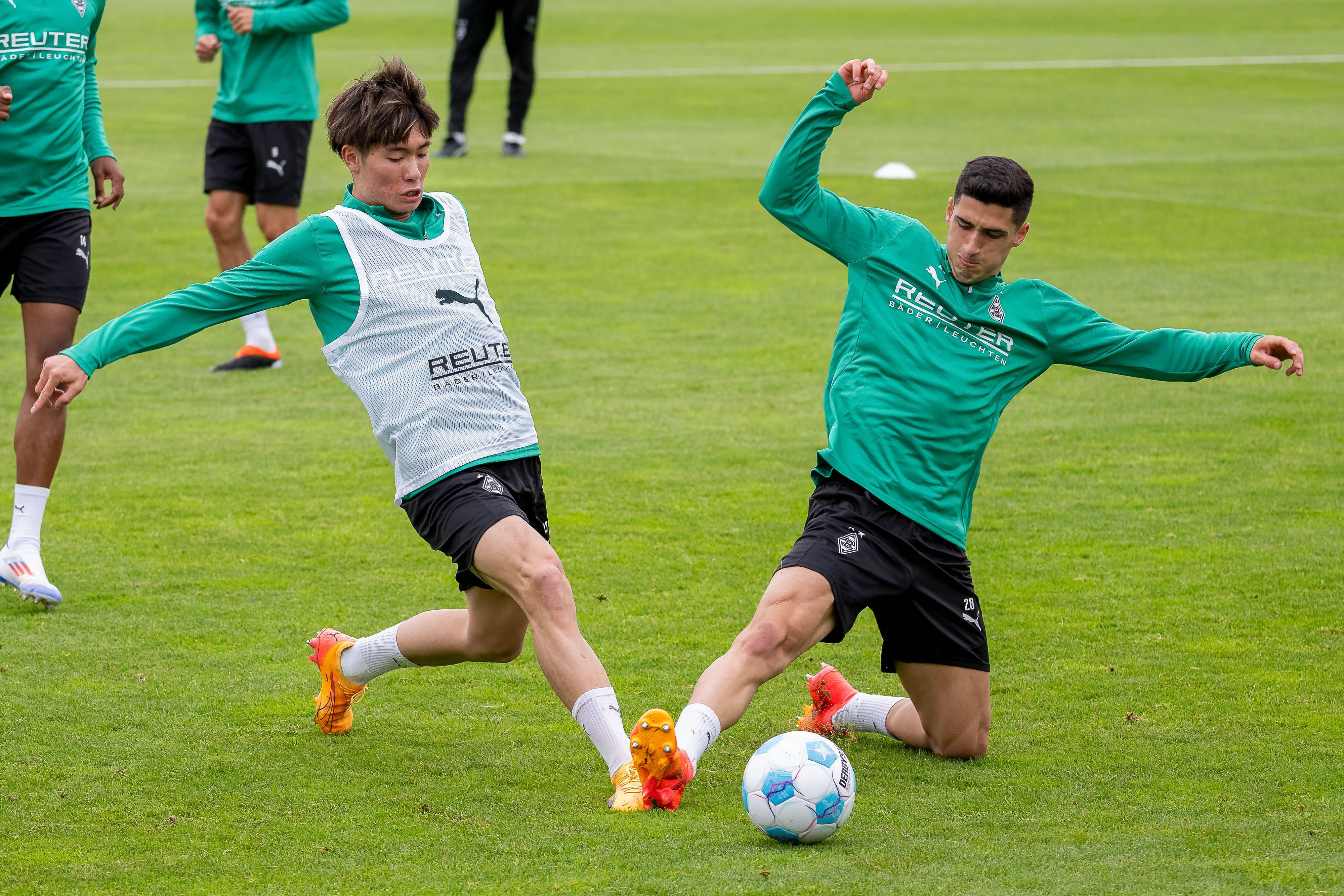 Shio Fukuda und Grant-Leon Ranos in einem Zweikampf im Training von Borussia Mönchengladbach.