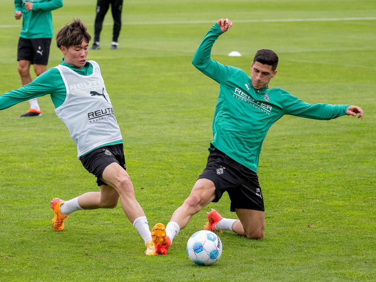 Shio Fukuda und Grant-Leon Ranos in einem Zweikampf im Training von Borussia Mönchengladbach.