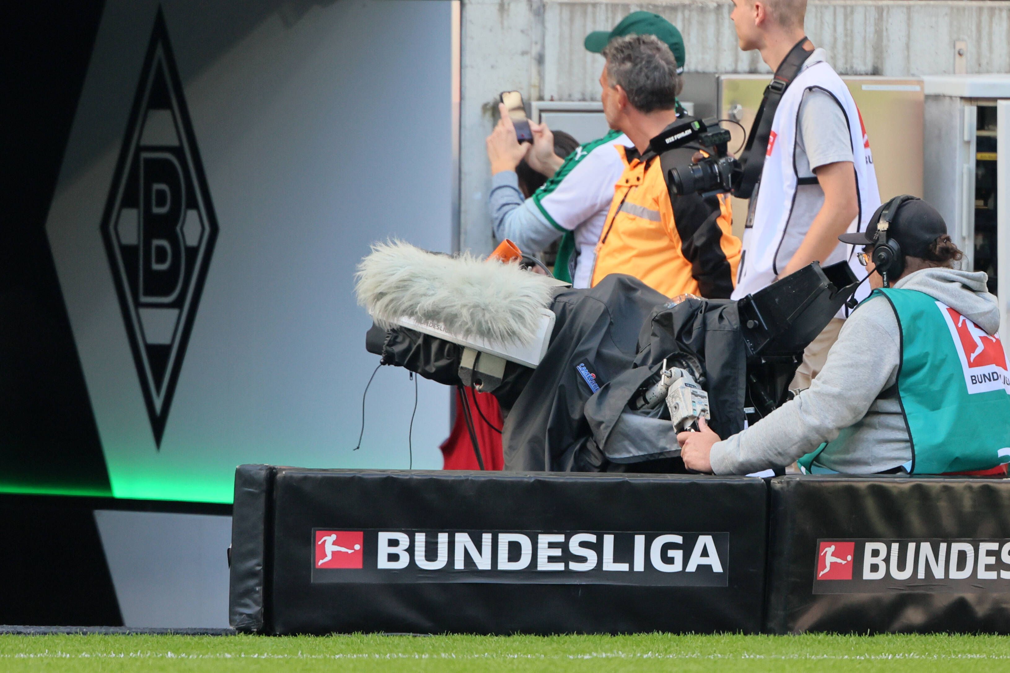 Eine Bundesliga-Kamera im Borussia-Park.