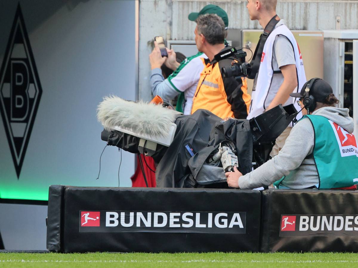 Eine Bundesliga-Kamera im Borussia-Park.