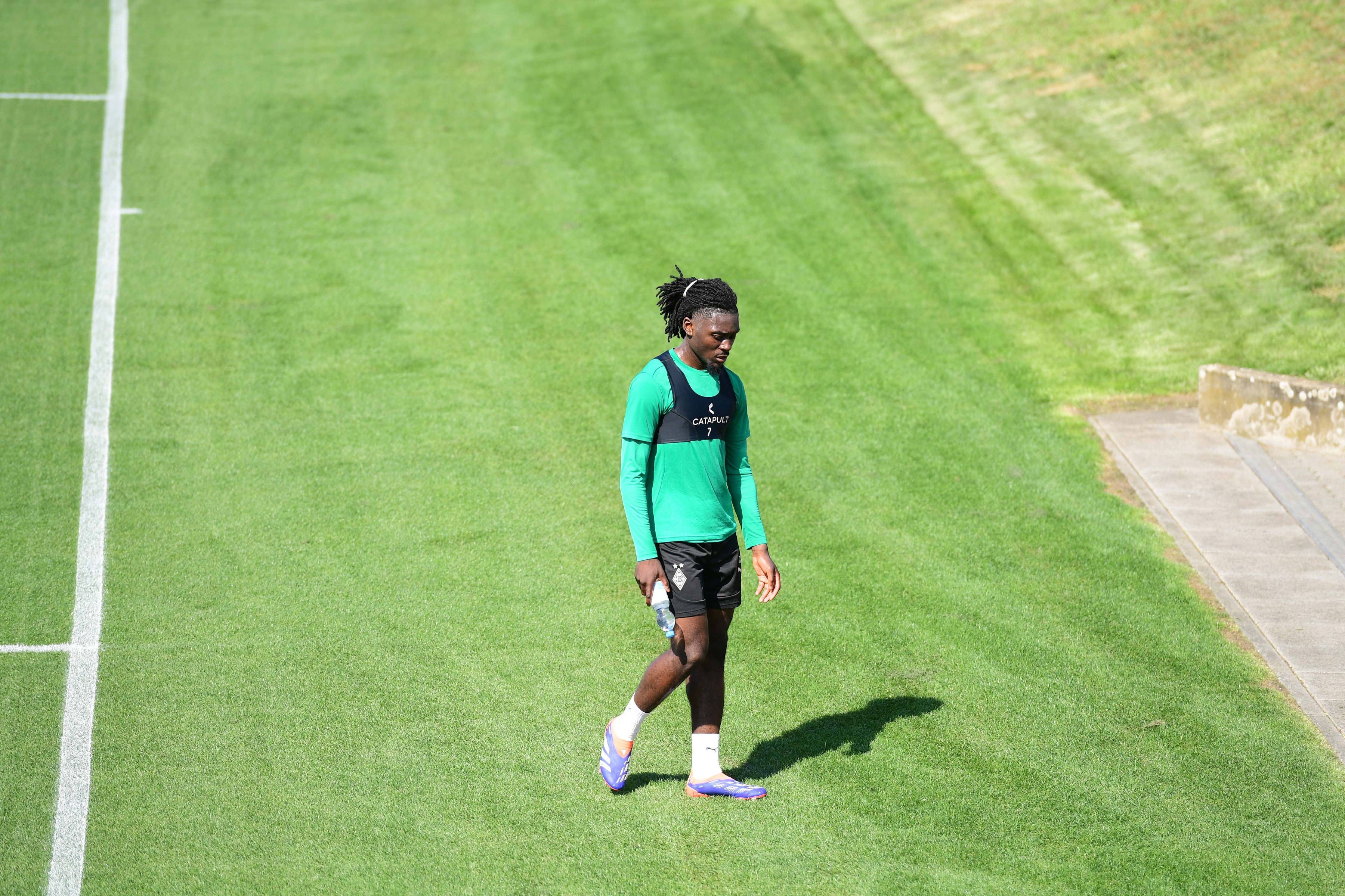 Manu Koné im Gladbach-Training alleine am Seitenrand.