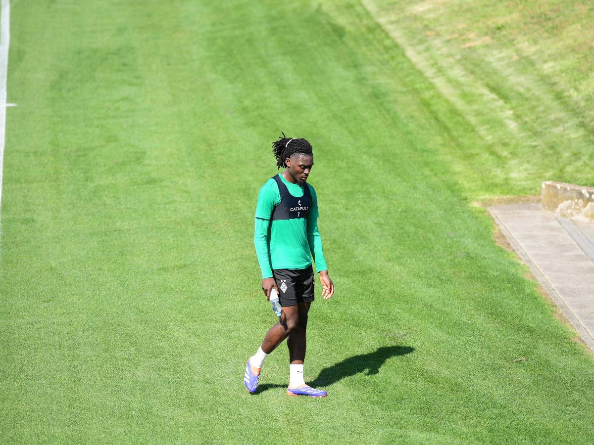 Manu Koné im Gladbach-Training alleine am Seitenrand.