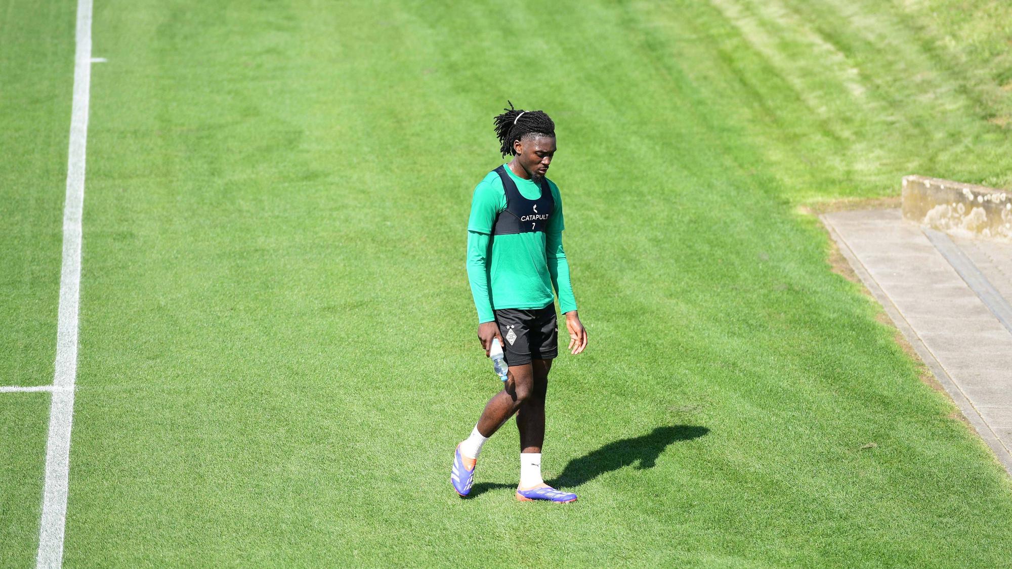 Manu Koné im Gladbach-Training alleine am Seitenrand.