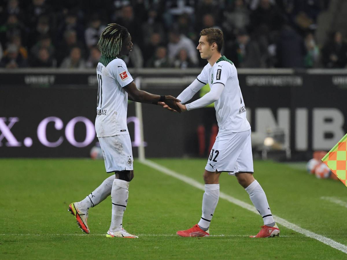 Manu Koné und Florian Neuhaus bei einem Wechsel am Seitenrand.