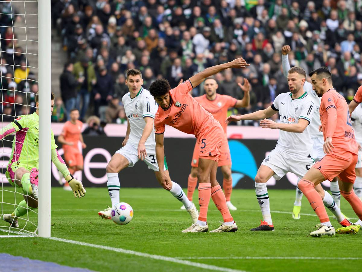Bernardo schießt ein Tor gegen Gladbach.
