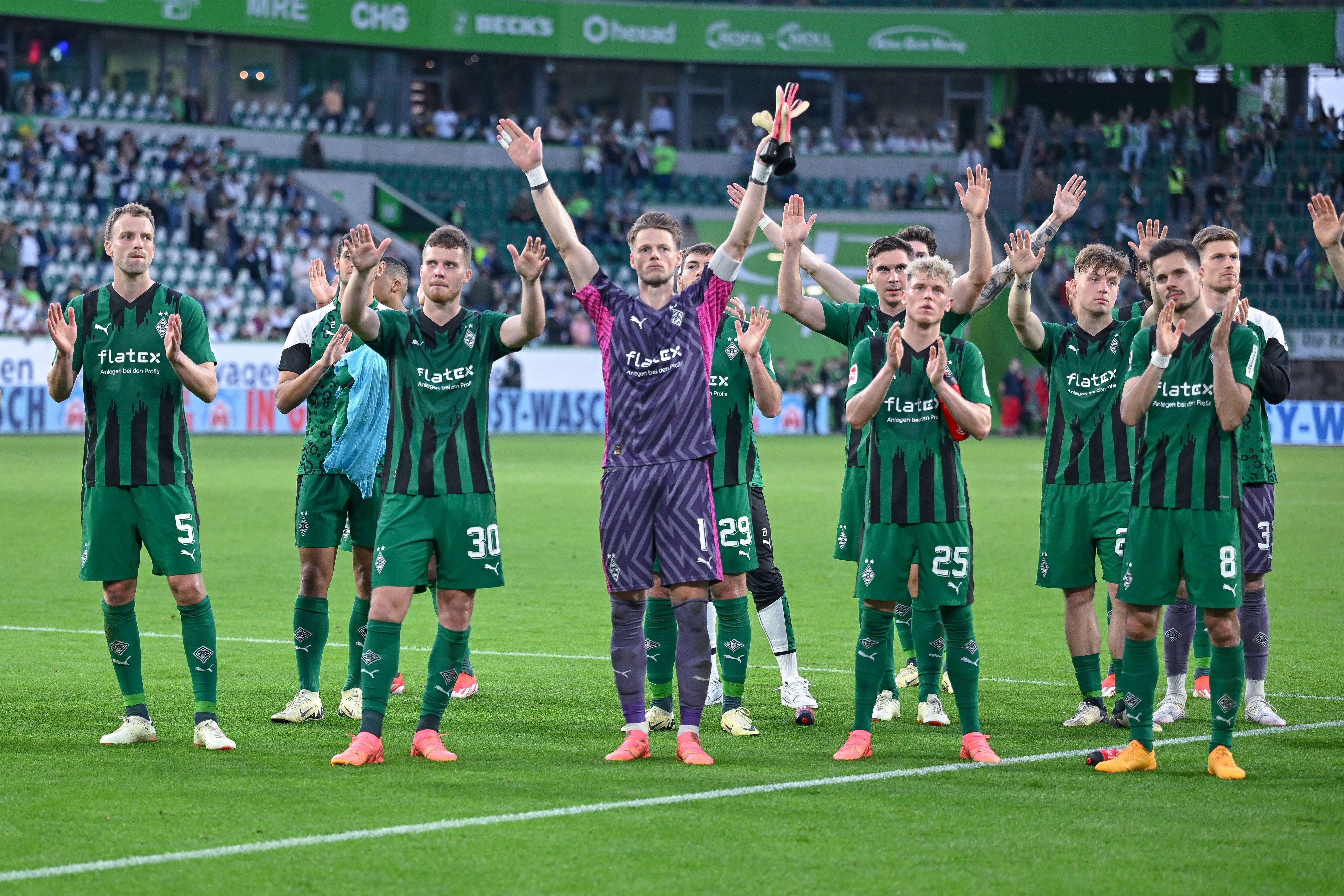 Jonas Omlin und die Fohlen-Spieler feiern vor der Kurve.