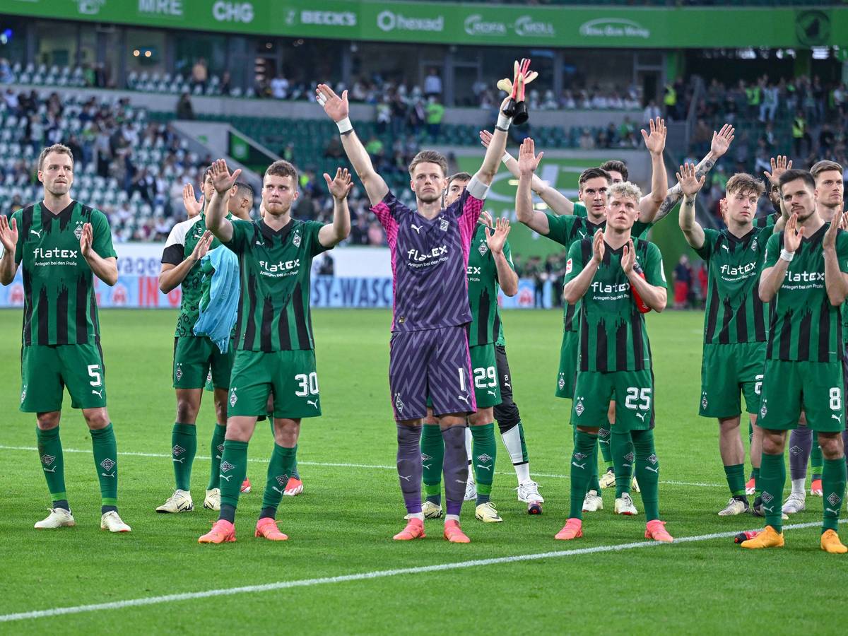 Jonas Omlin und die Fohlen-Spieler feiern vor der Kurve.