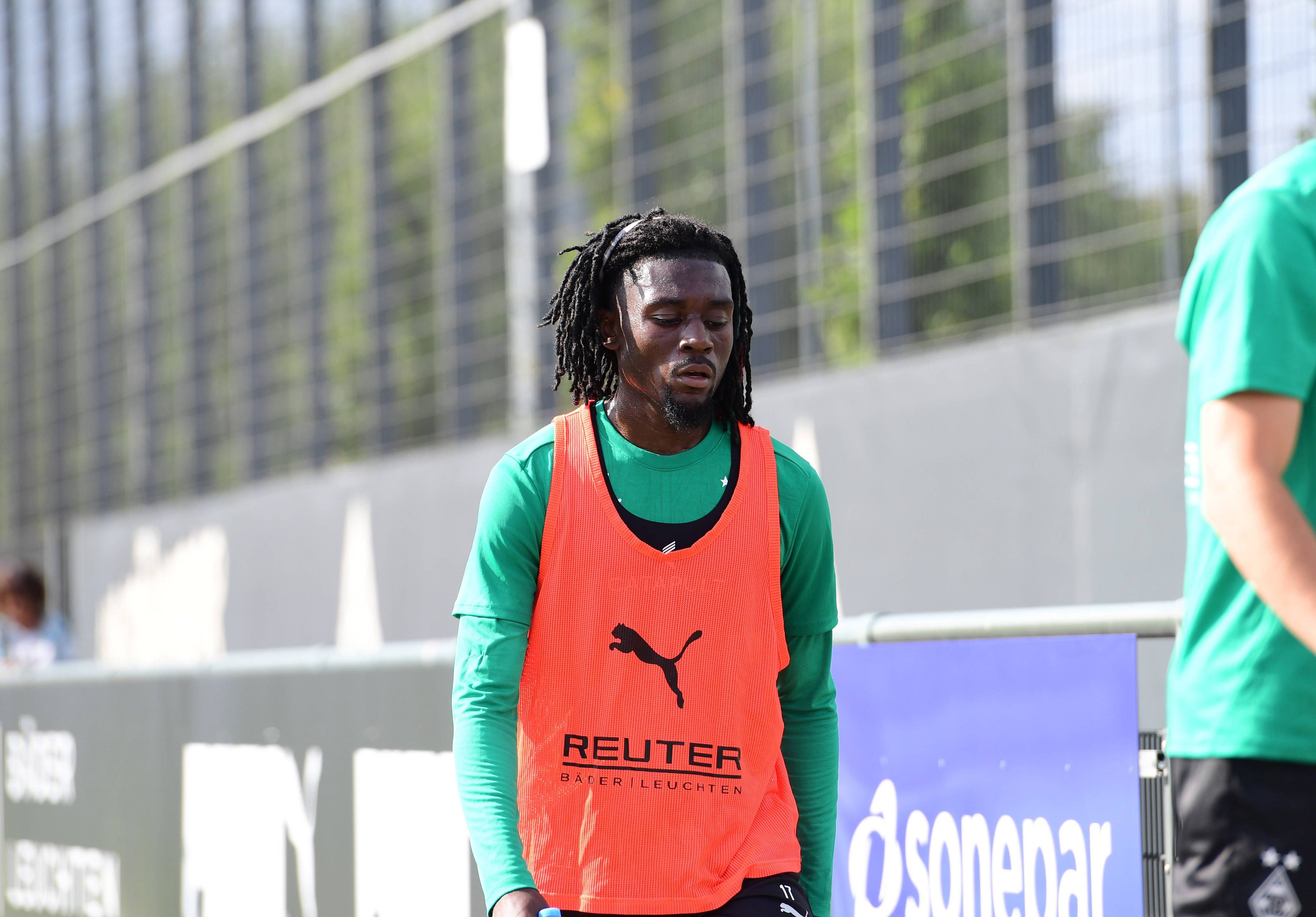 Borussia Mönchengladbachs Manu Koné läuft vom Trainingsplatz.