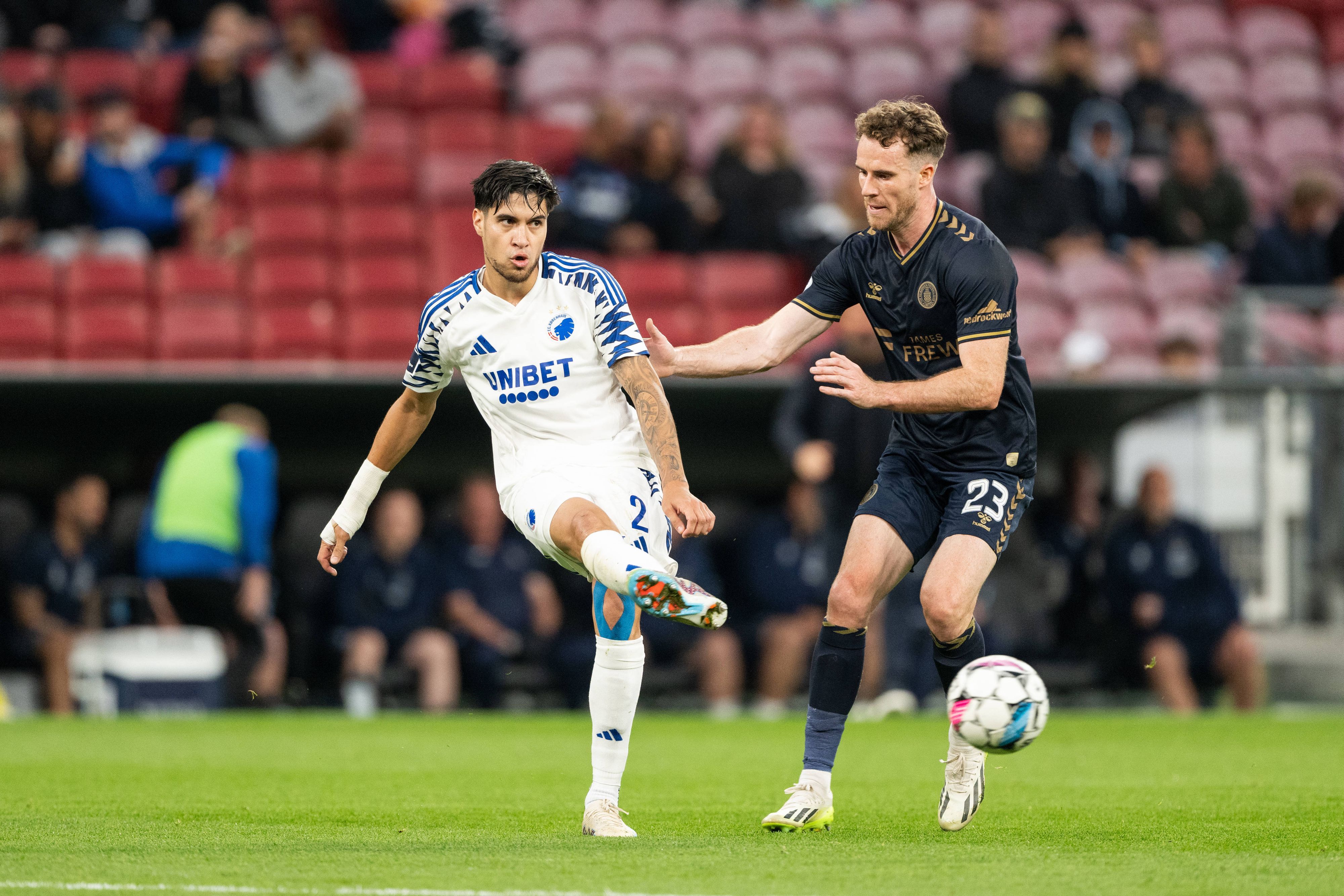 Kopenhagens Kevin Diks passt den Ball, Kilmarnocks Marley Watkins versucht zu blocken.