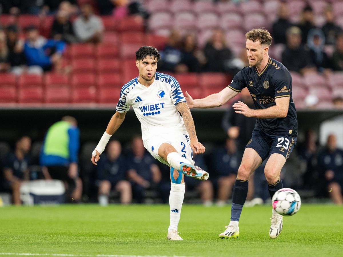 Kopenhagens Kevin Diks passt den Ball, Kilmarnocks Marley Watkins versucht zu blocken.