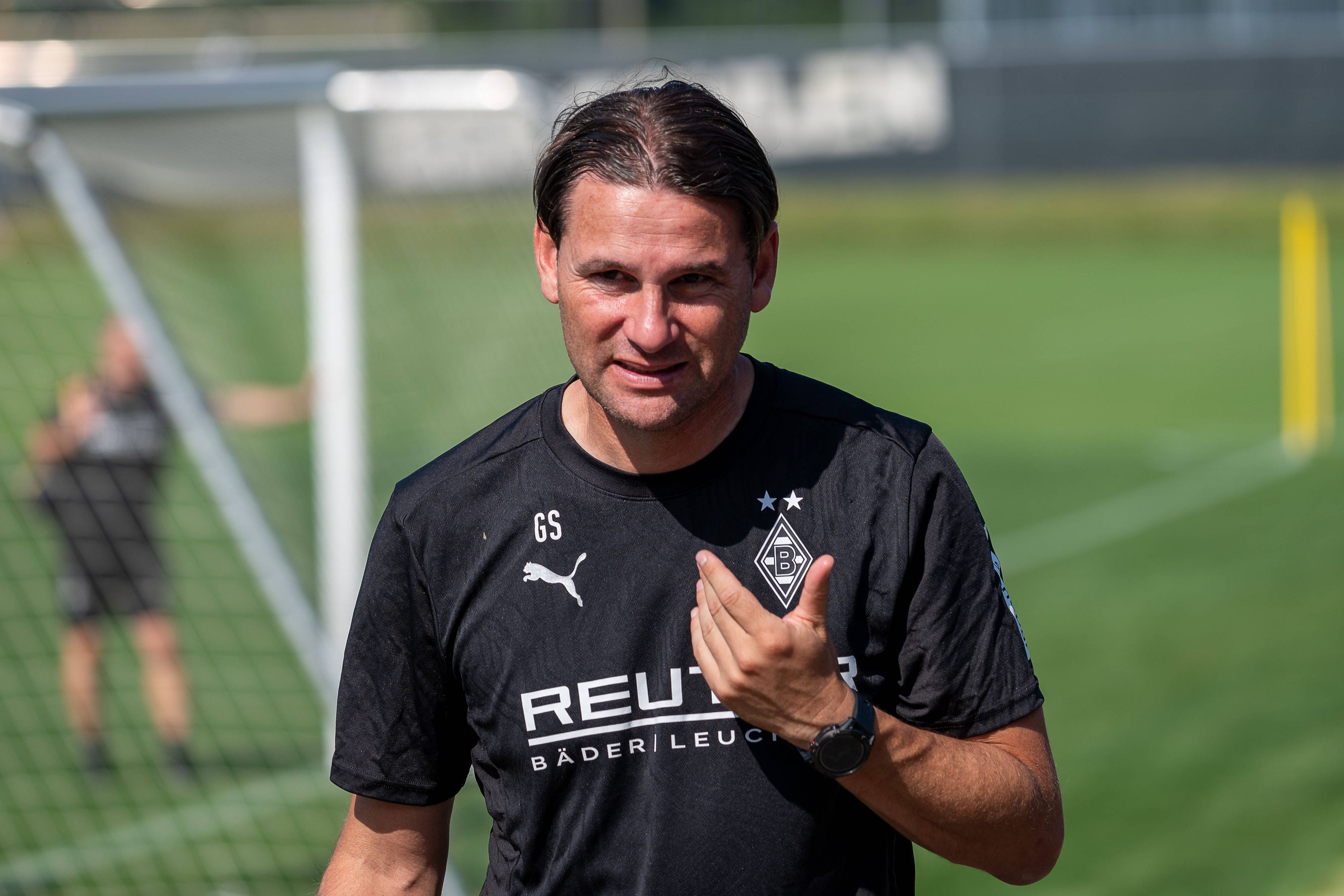 Borussia Mönchengladbachs Trainer Gerardo Seoane läuft auf den Trainingsplatz und blickt in die Kamera.