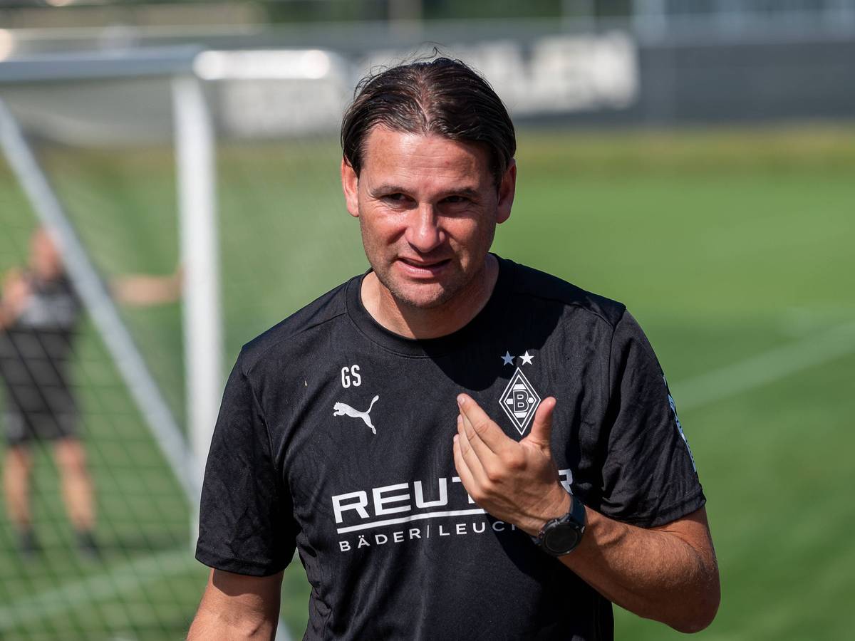 Borussia Mönchengladbachs Trainer Gerardo Seoane läuft auf den Trainingsplatz und blickt in die Kamera.