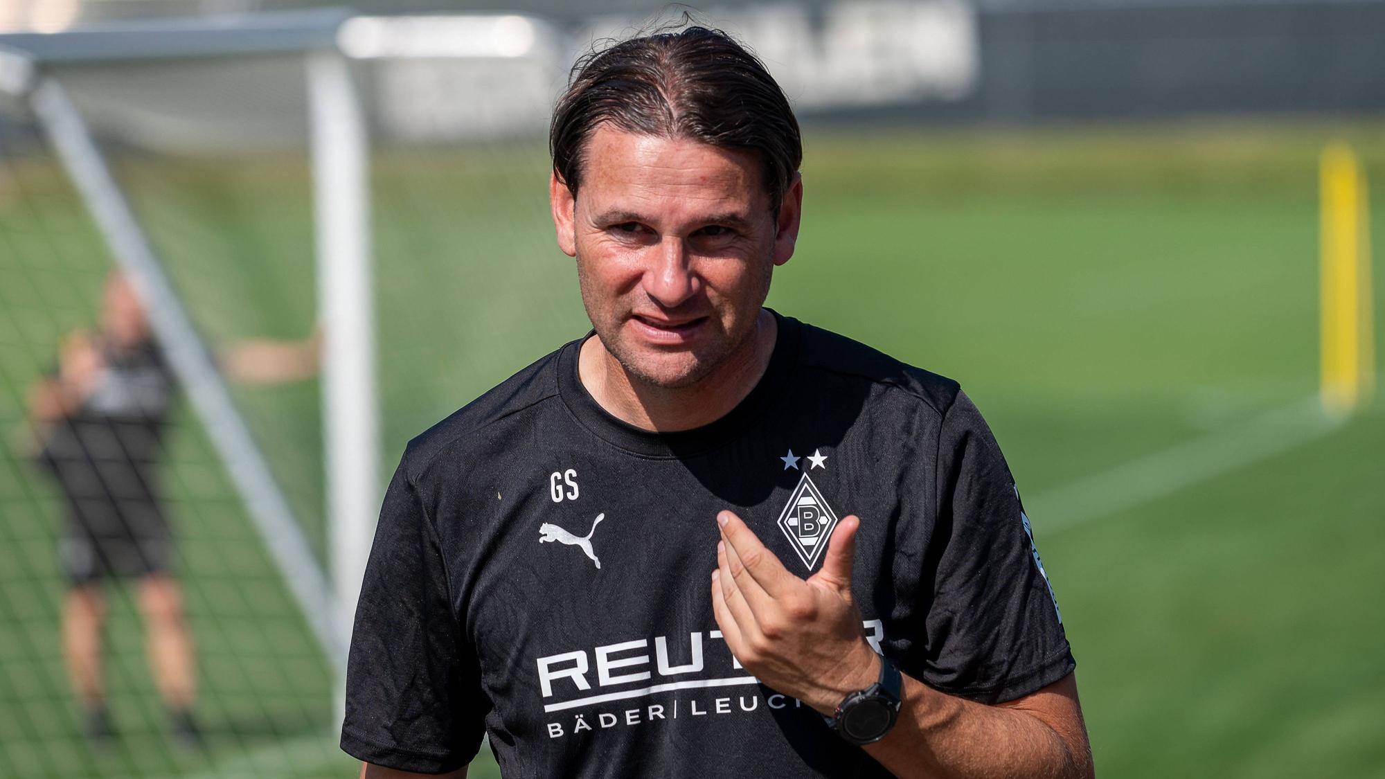 Borussia Mönchengladbachs Trainer Gerardo Seoane läuft auf den Trainingsplatz und blickt in die Kamera.