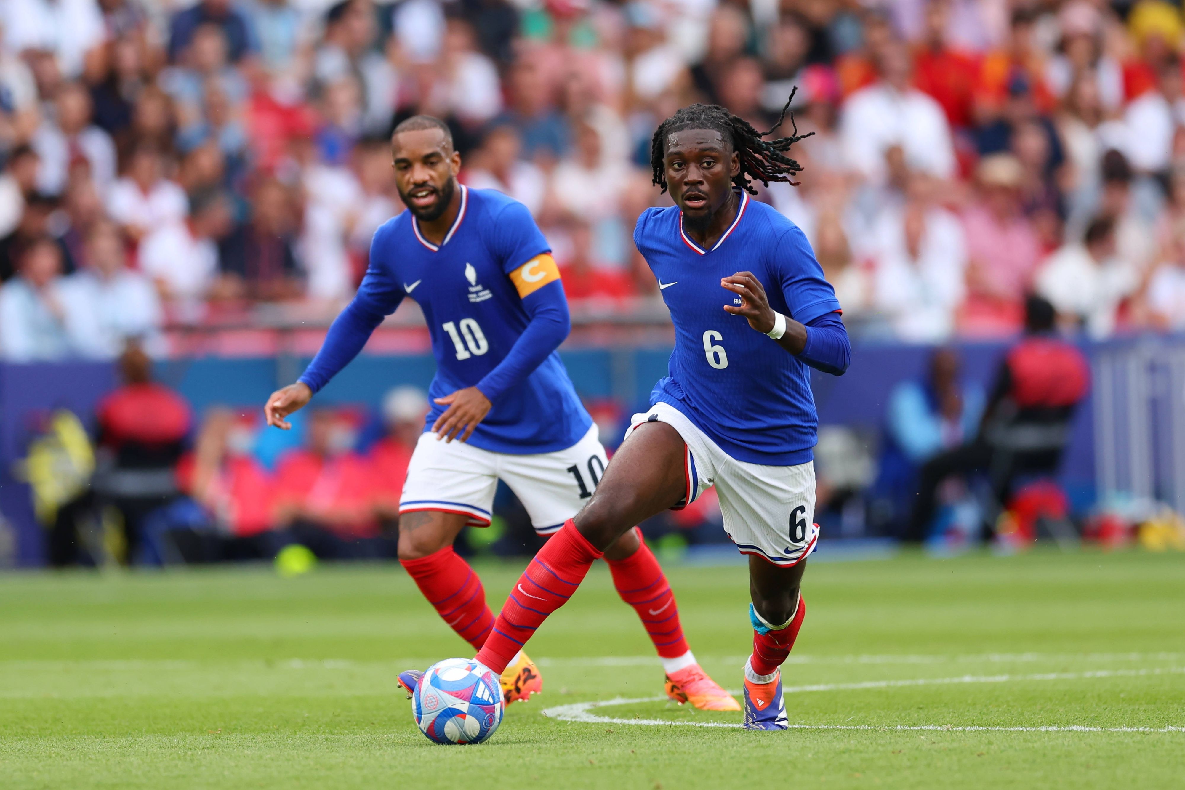 Manu Koné führt den Ballim Nationaltrikot Frankreichs.