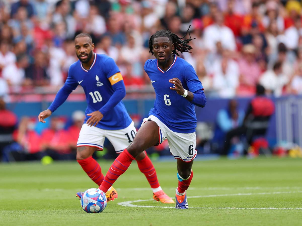 Manu Koné führt den Ballim Nationaltrikot Frankreichs.