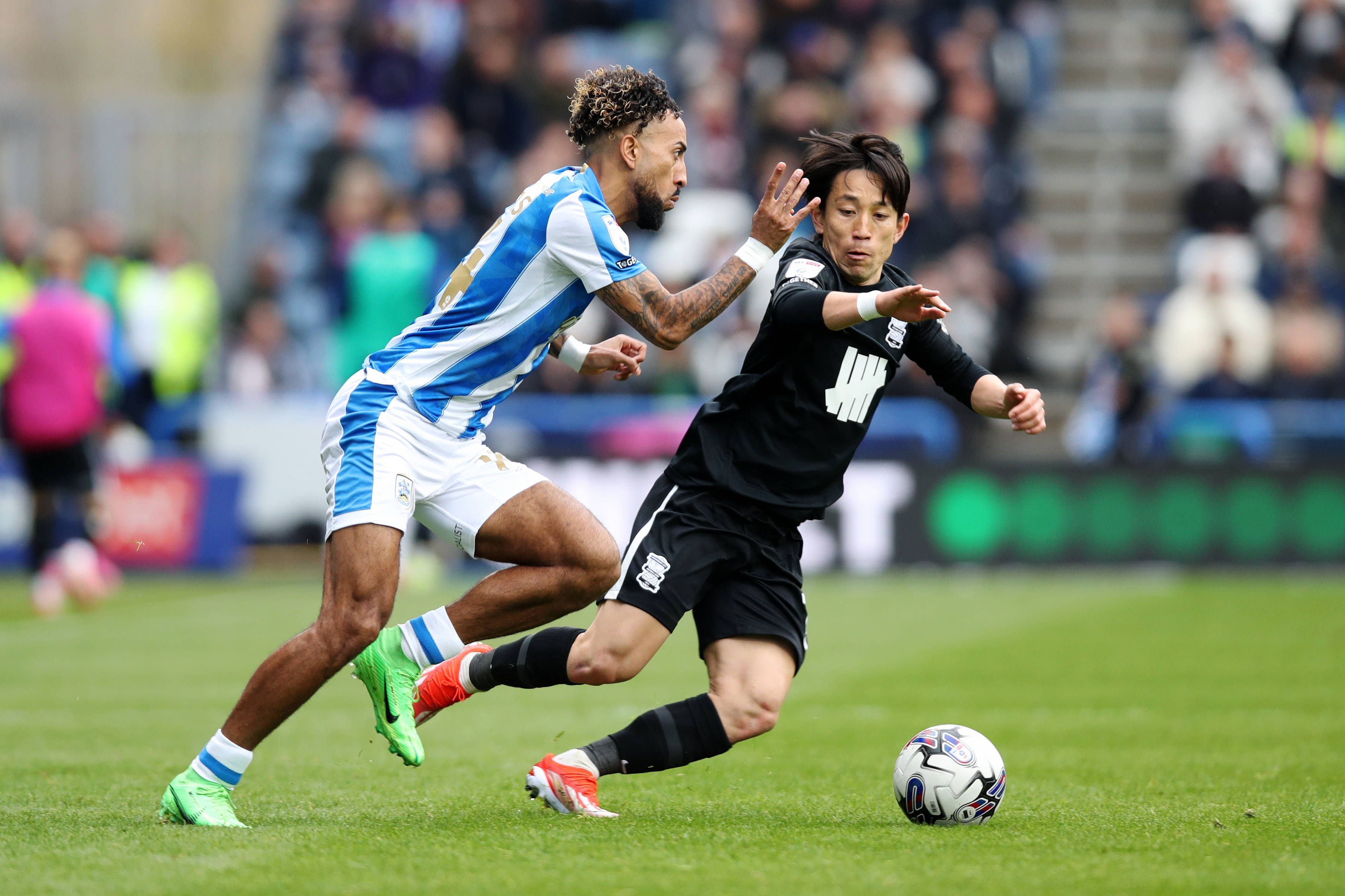 Huddersfields Sorba Thomas kämpft mit Birminghams Koji Miyoshi um den Ball.