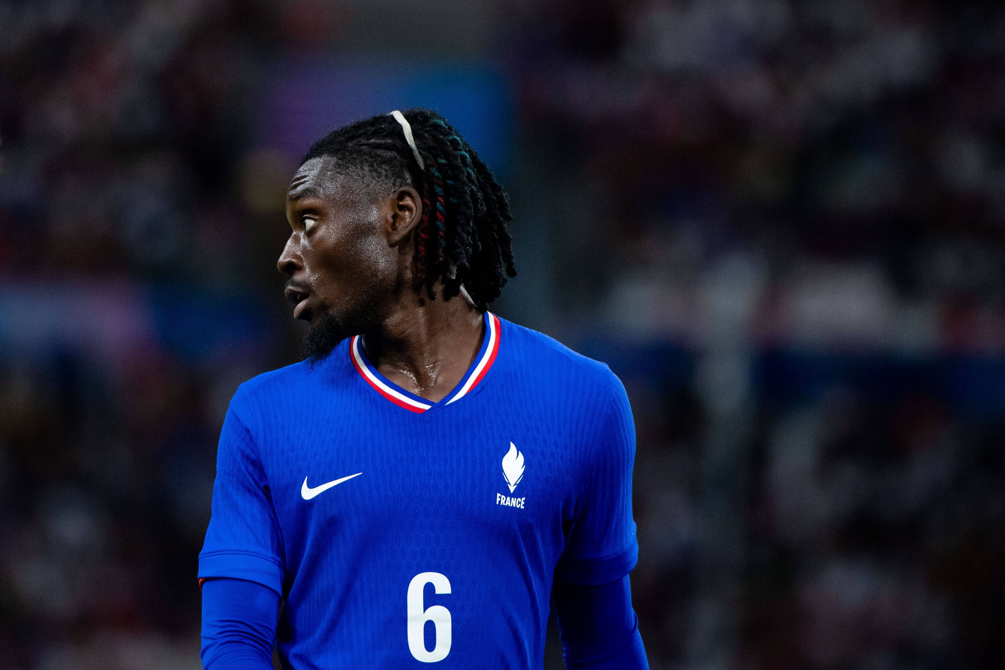 Frankreichs Manu Koné steht im Spiel gegen die USA auf dem Platz und blickt über seine Schuöter.