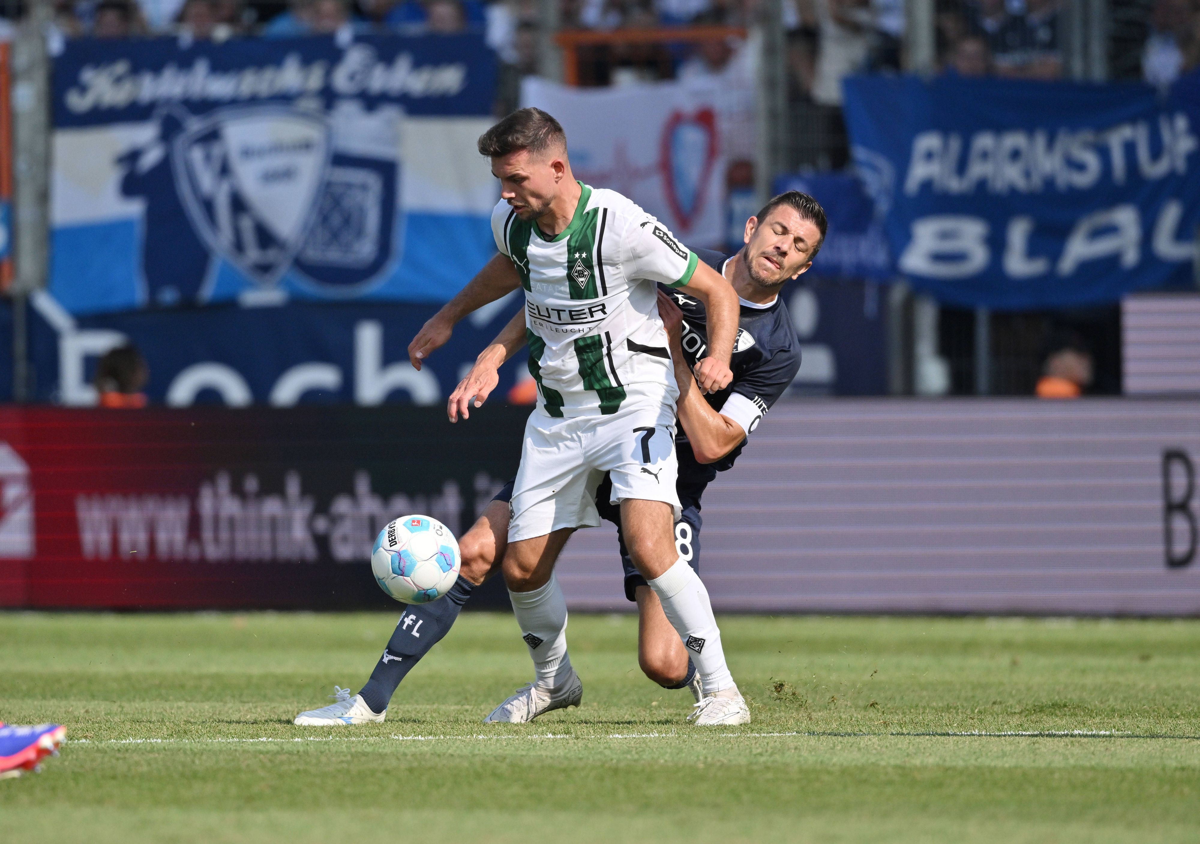 Borussia Mönchengladbachs Kevin Stöger behauptet gegen Bochums Anthony Losilla den Ball.