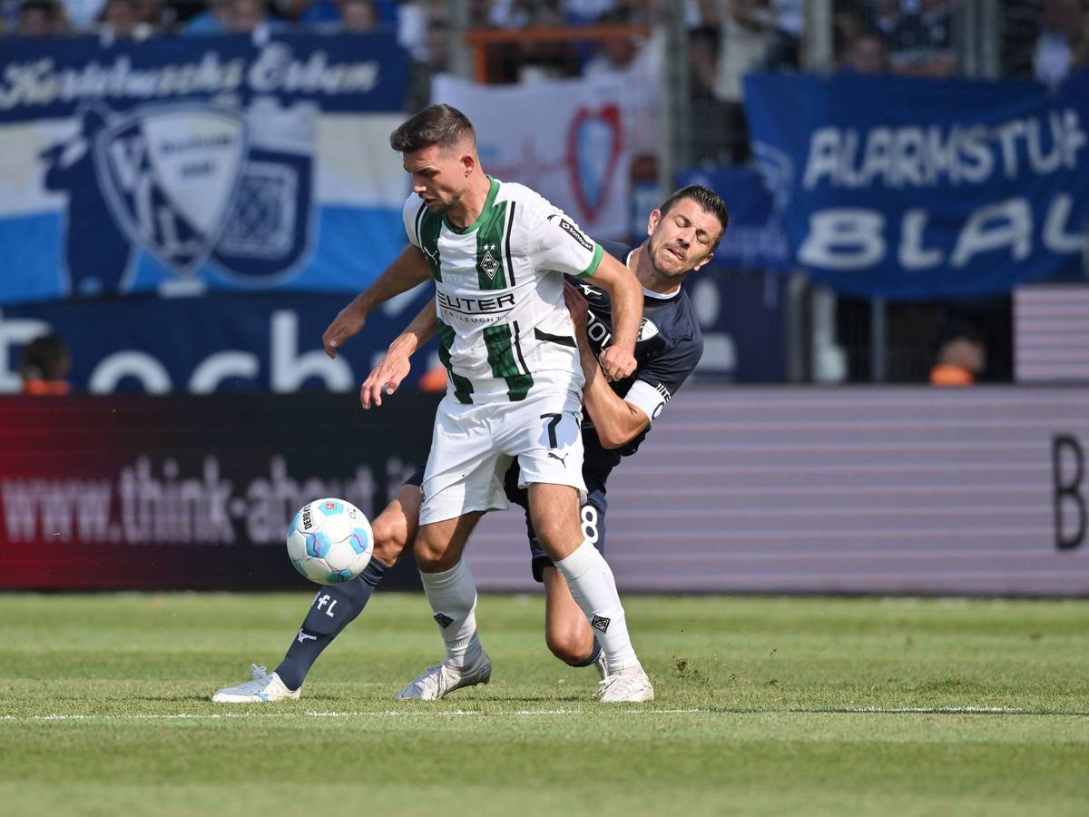 Borussia Mönchengladbachs Kevin Stöger behauptet gegen Bochums Anthony Losilla den Ball.
